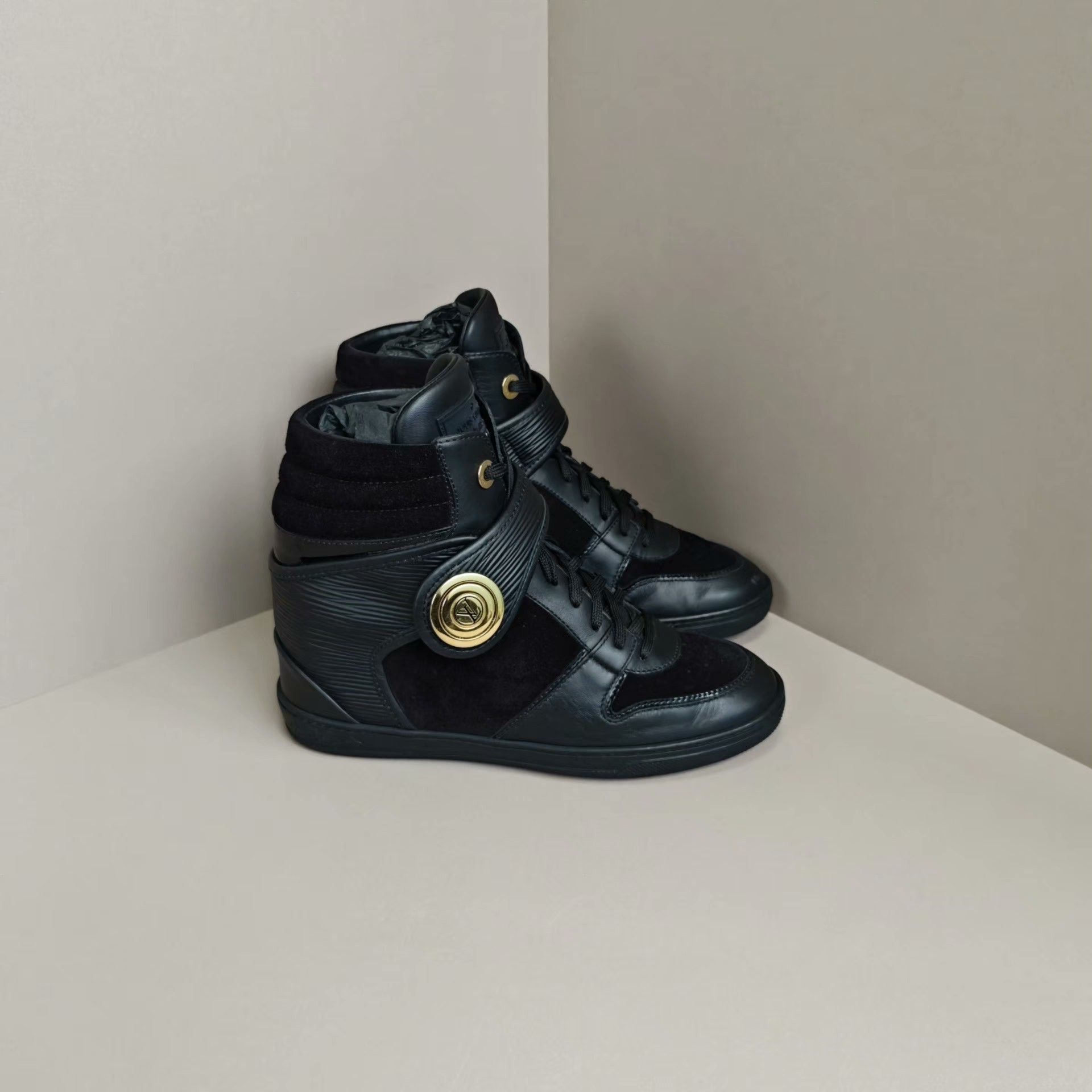 Louis Vuitton Louis Vuitton Casual Gold Hitop Sneakers us_7 Women Size US 7 / IT 37 - 4 Thumbnail