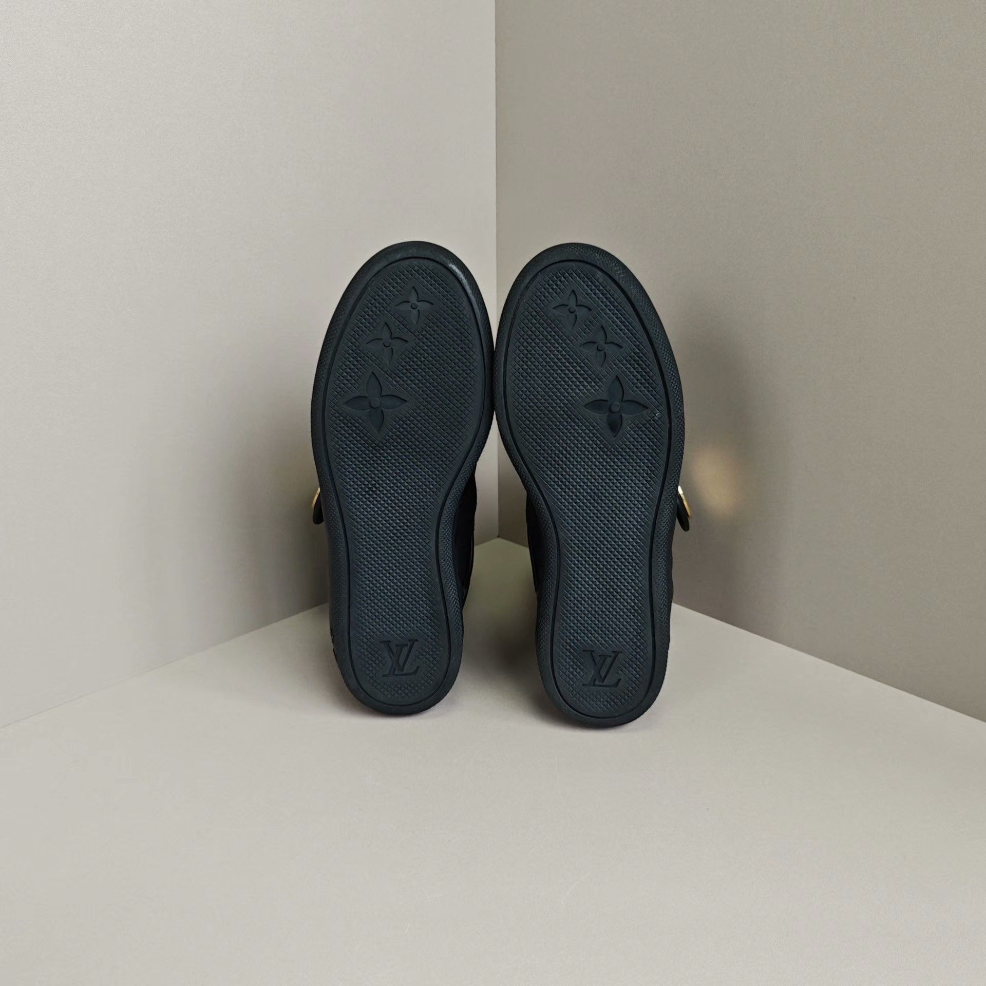 Louis Vuitton Louis Vuitton Casual Gold Hitop Sneakers us_7 Women Size US 7 / IT 37 - 5 Thumbnail