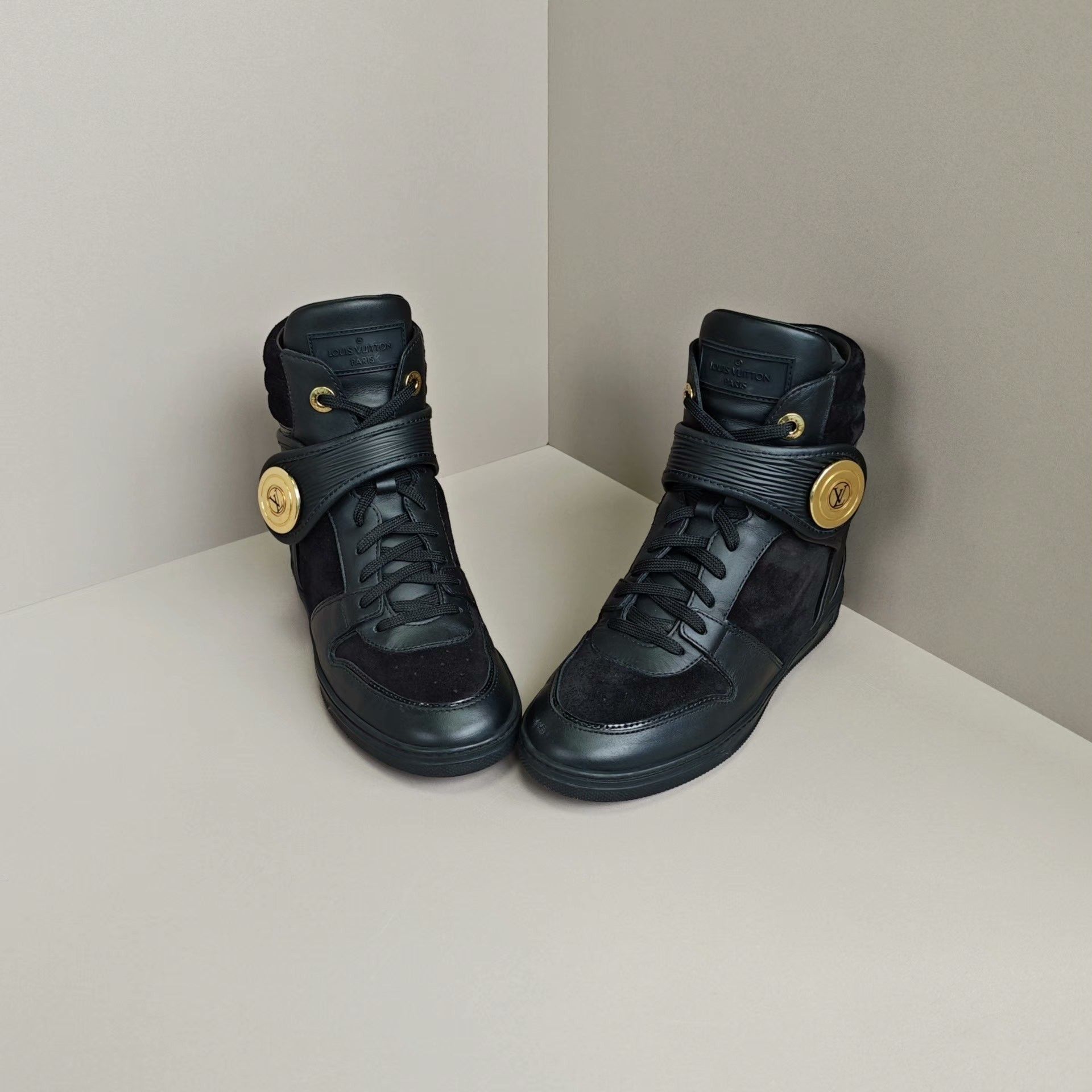 Louis Vuitton Louis Vuitton Casual Gold Hitop Sneakers us_7 Women Size US 7 / IT 37 - 2 Thumbnail