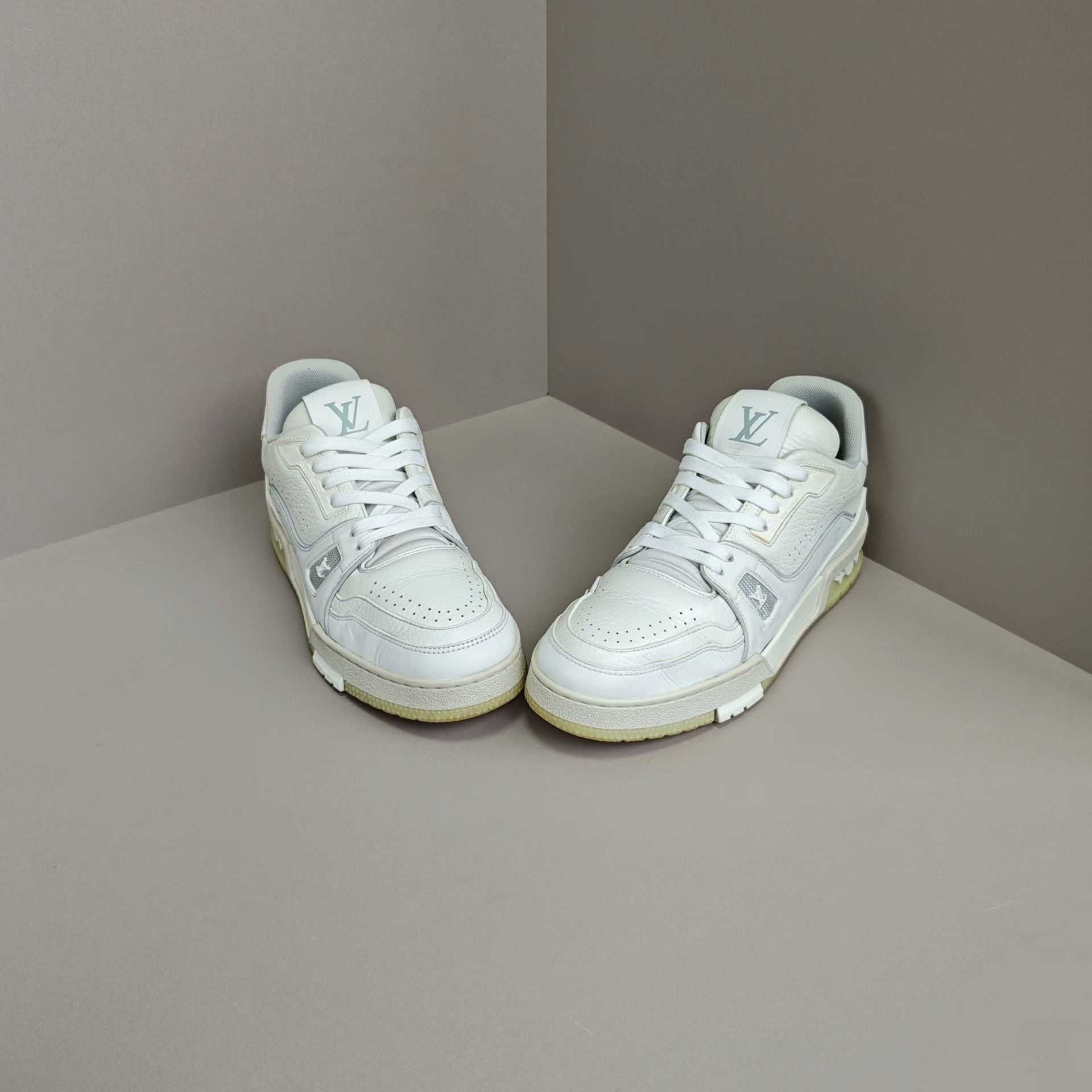 Louis Vuitton Louis Vuitton Training White Lowtop Sneakers 7 Men Size US 7 / EU 40 - 2 Thumbnail