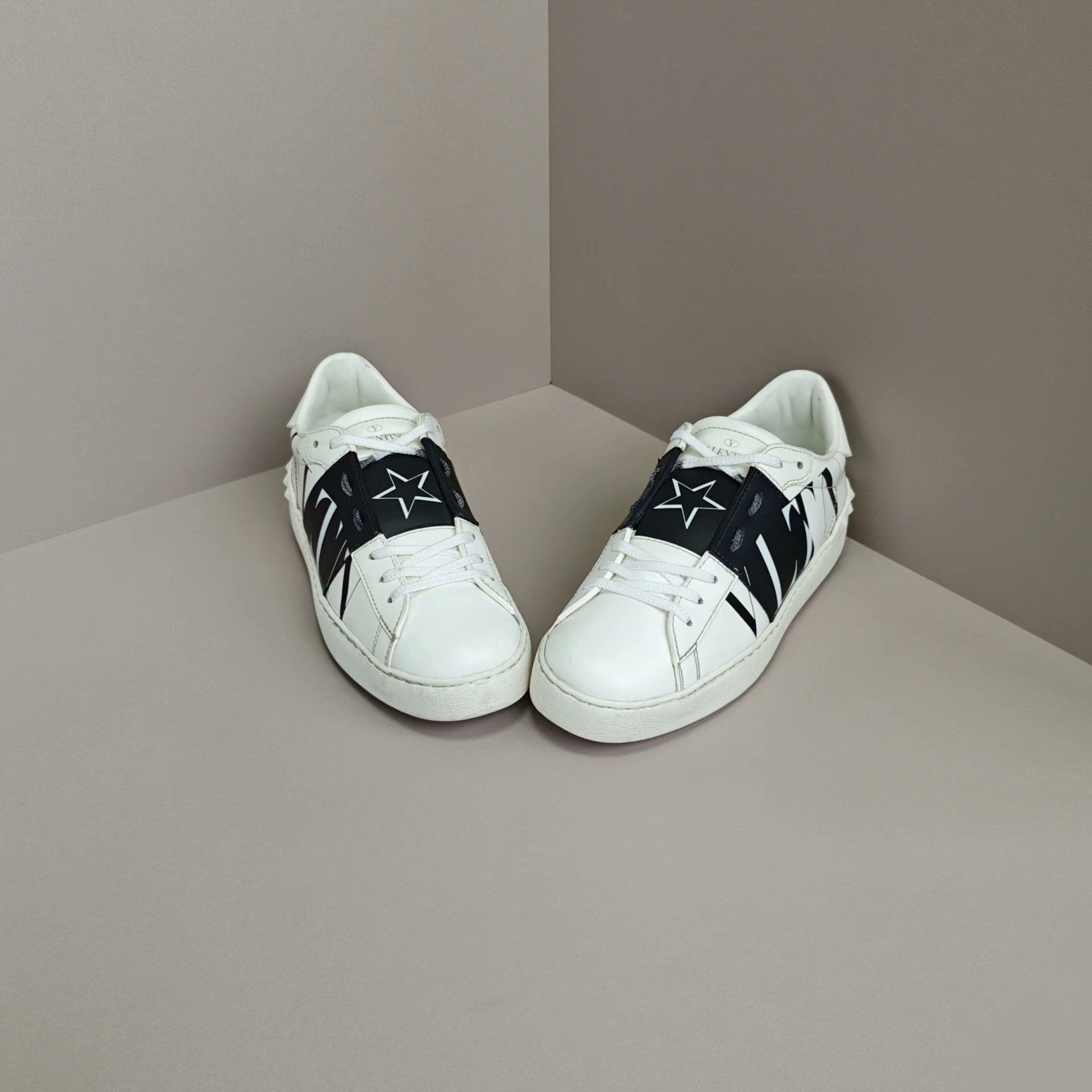 Valentino Valentino Lowtop Sneakers us_7 Women Size US 7 / IT 37 - 2 Thumbnail