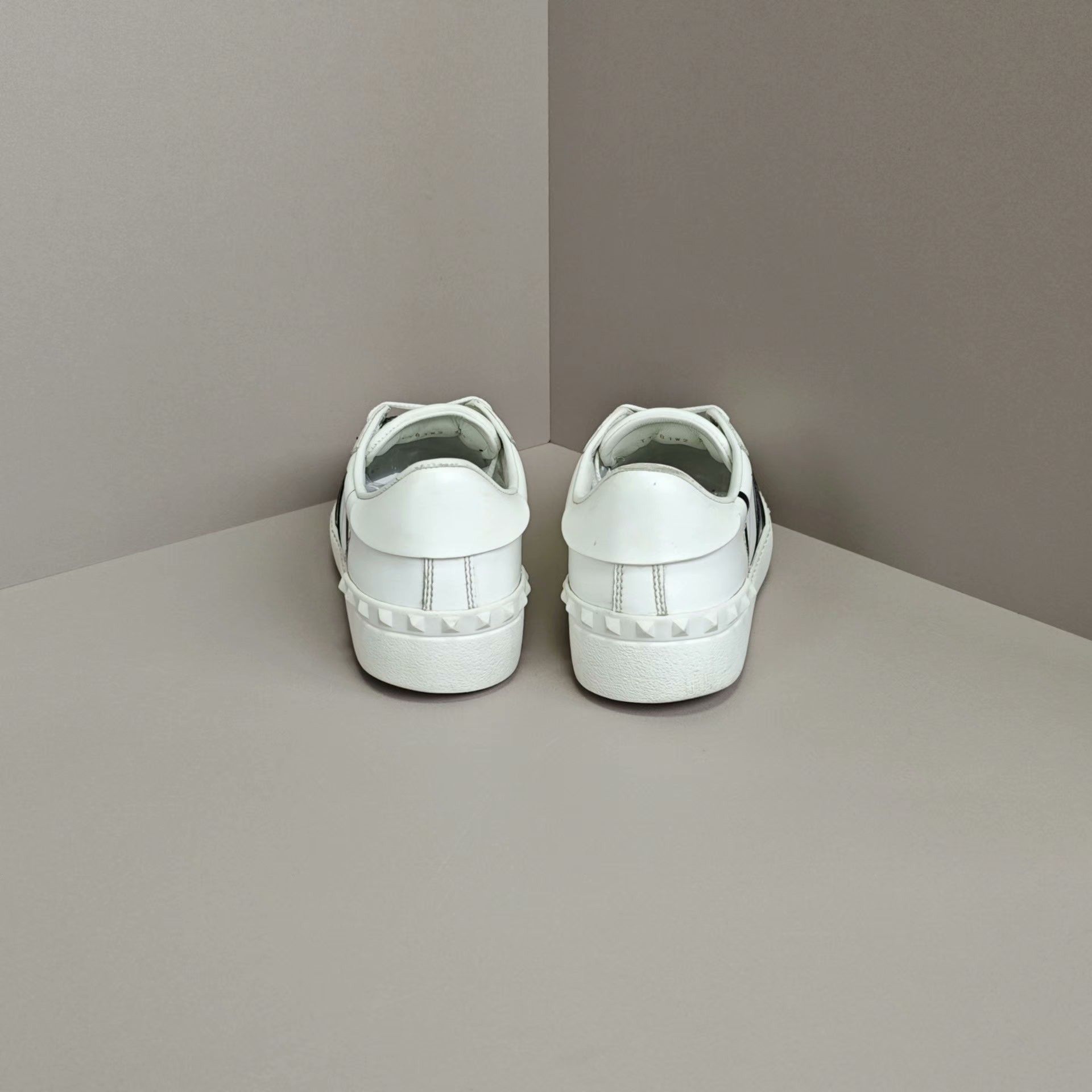 Valentino Valentino Lowtop Sneakers us_7 Women Size US 7 / IT 37 - 3 Thumbnail