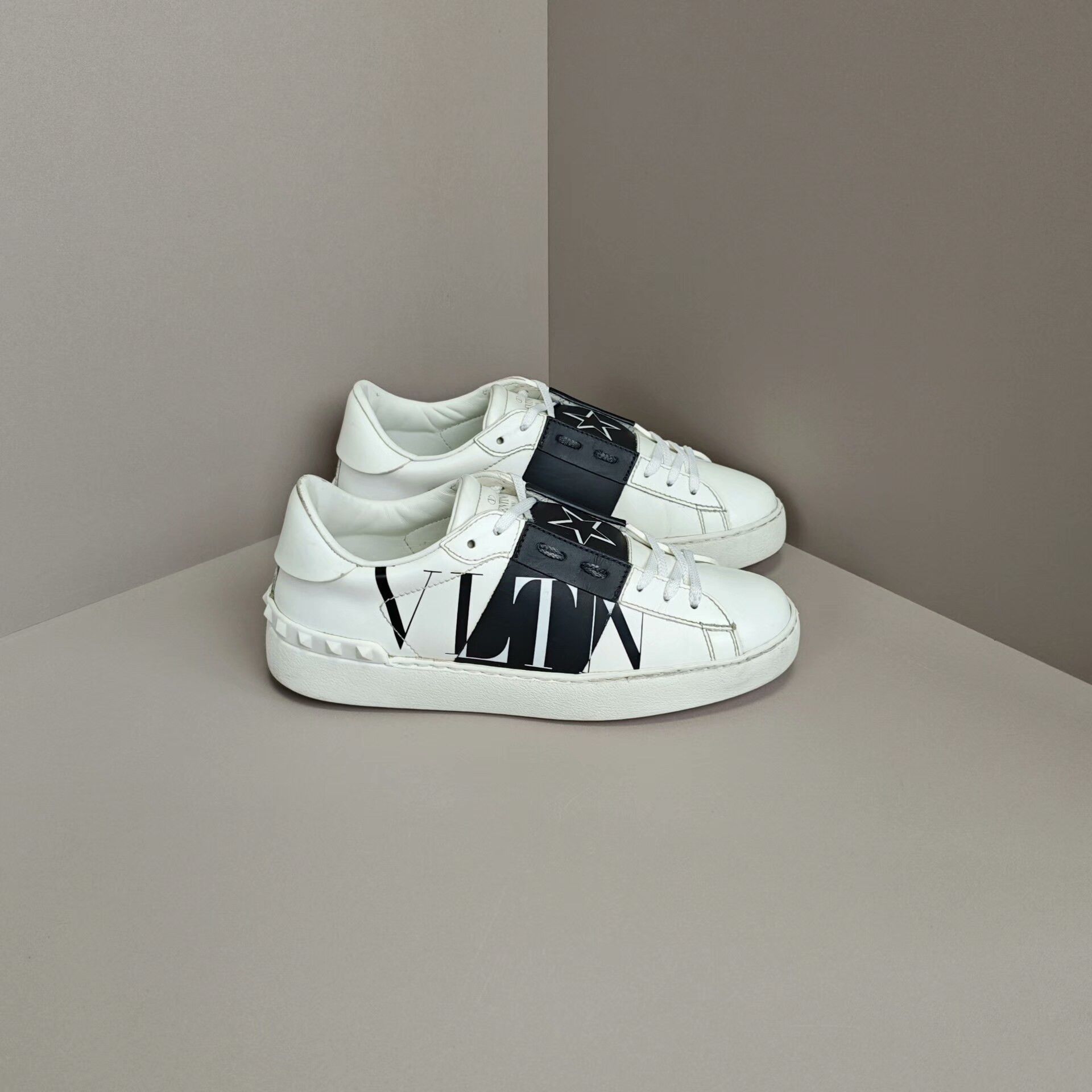 Valentino Valentino Lowtop Sneakers us_7 Women Size US 7 / IT 37 - 4 Thumbnail