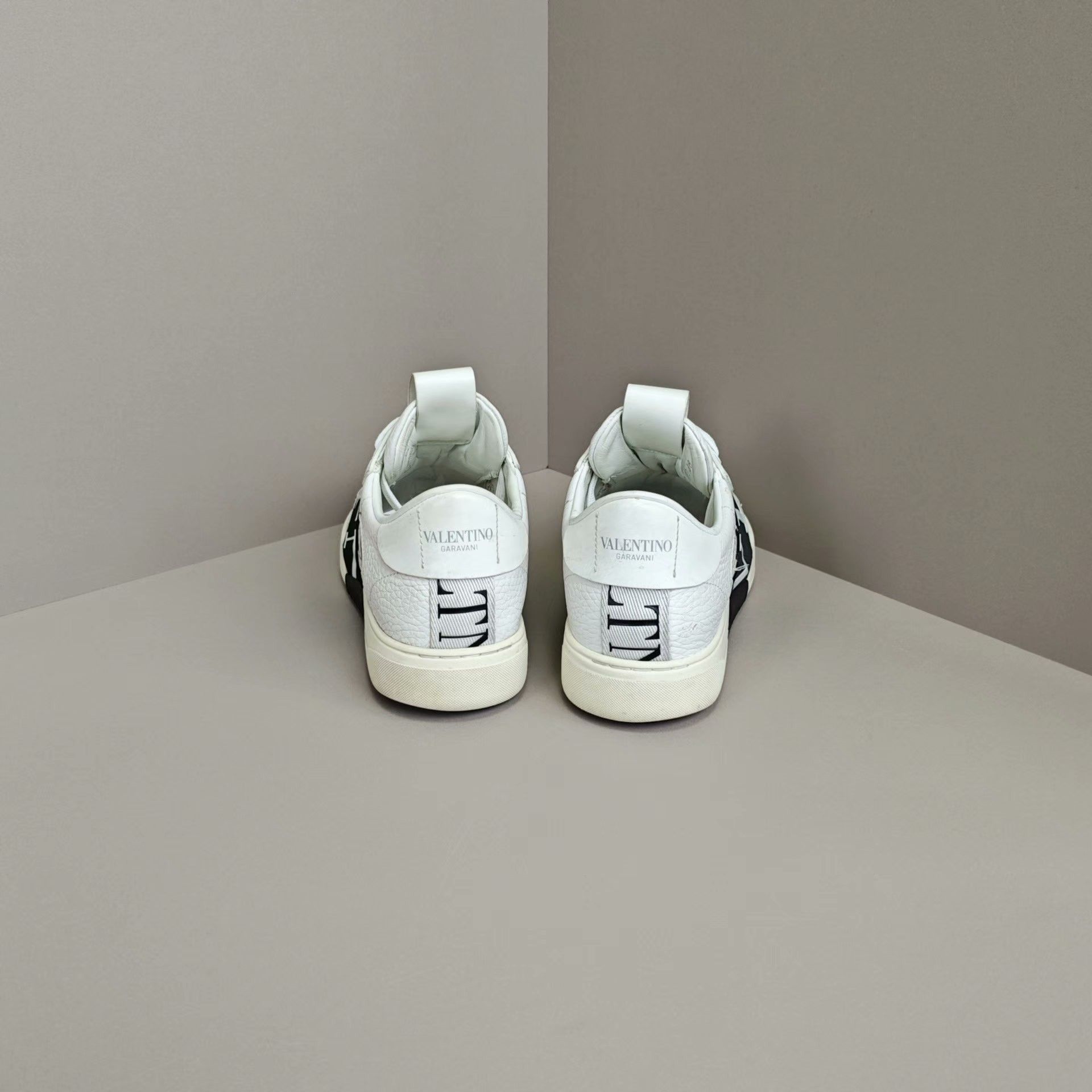 Valentino Valentino Lowtop Sneakers us_8 Women Size US 8 / IT 38 - 3 Thumbnail