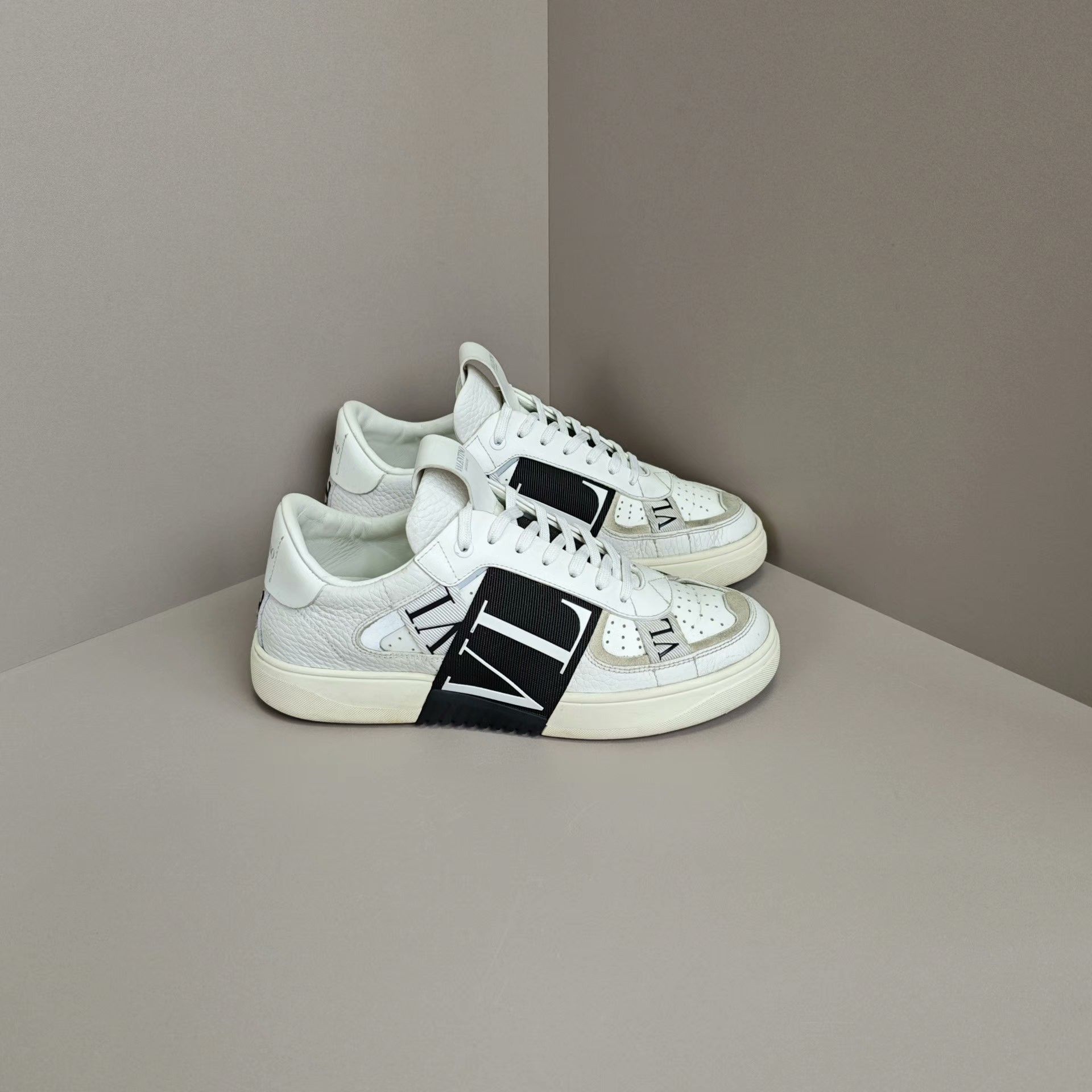 Valentino Valentino Lowtop Sneakers us_8 Women Size US 8 / IT 38 - 4 Thumbnail
