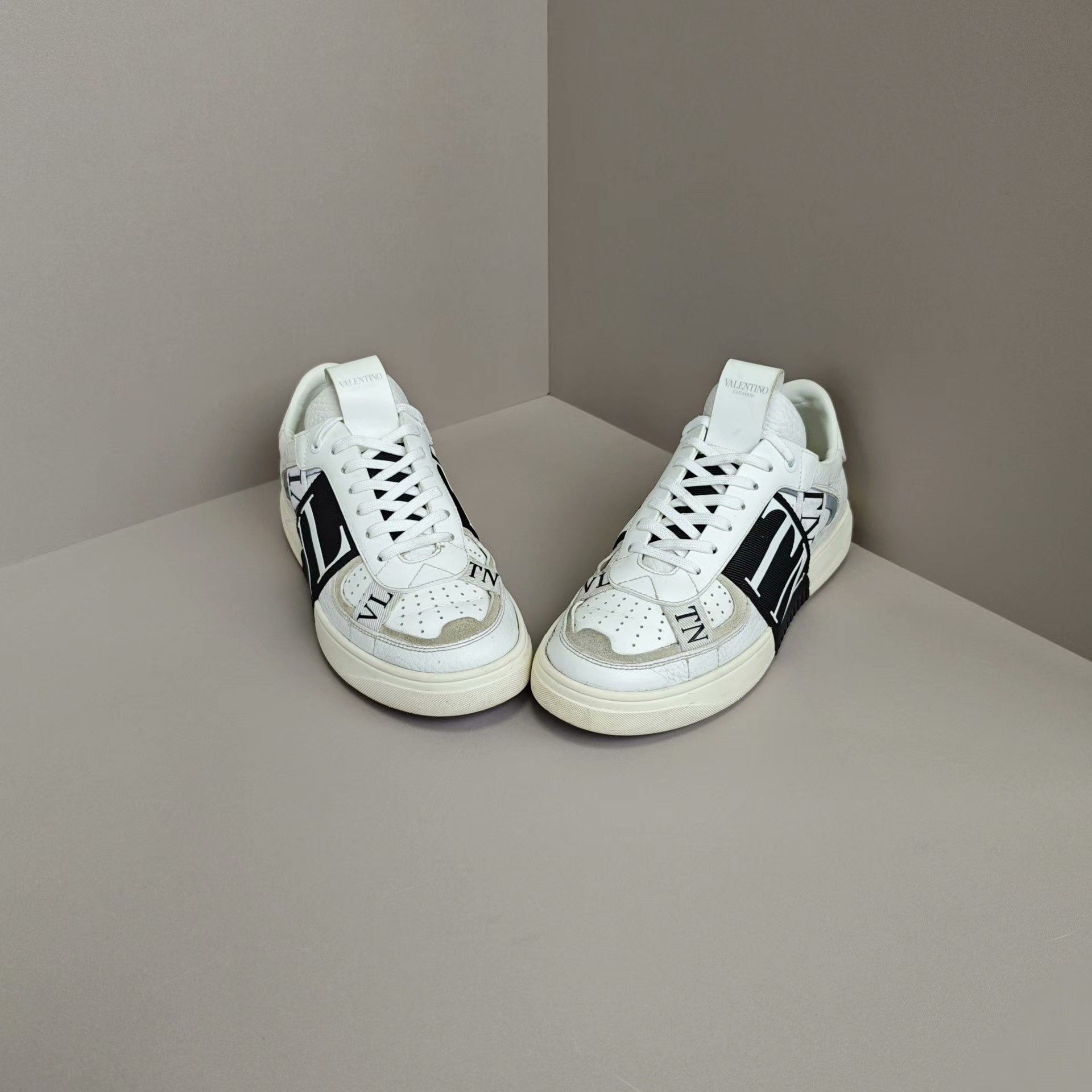 Valentino Valentino Lowtop Sneakers us_8 Women Size US 8 / IT 38 - 2 Thumbnail
