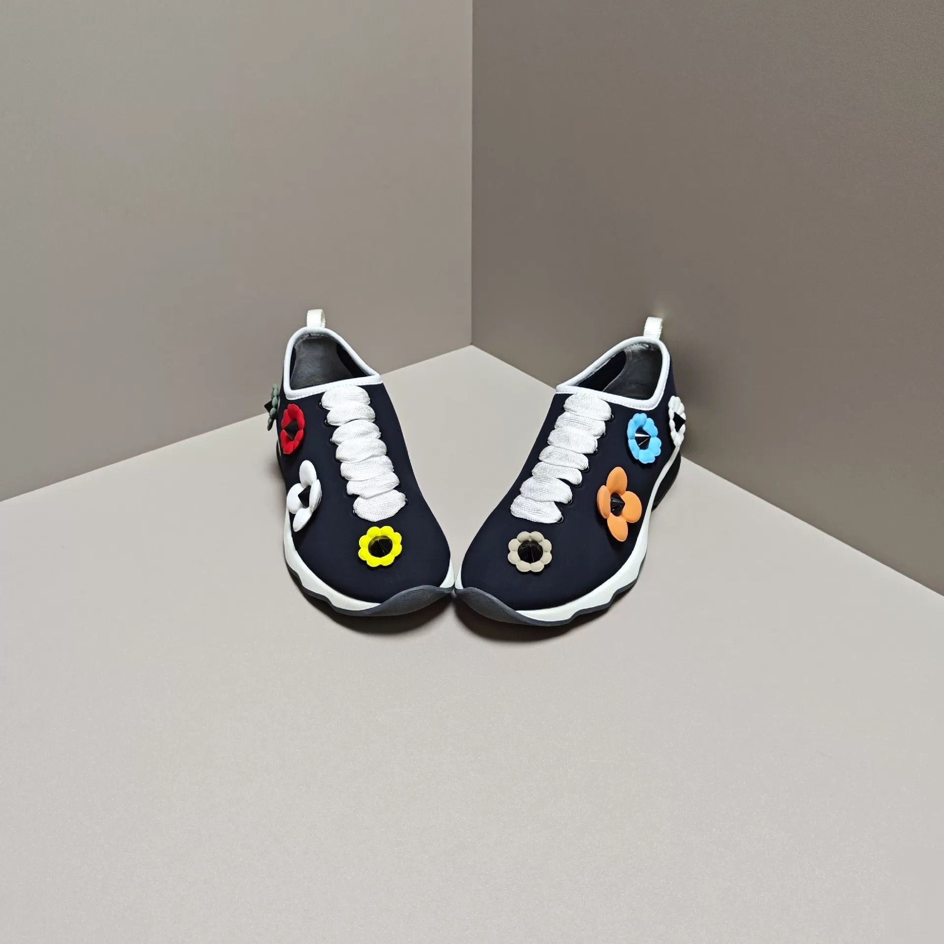 Fendi Fendi Casual Lowtop Sneakers us_8 Women Size US 8 / IT 38 - 2 Thumbnail