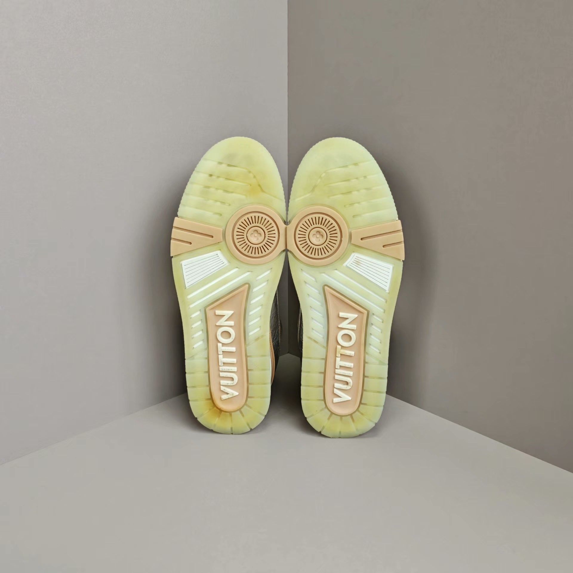 Louis Vuitton Louis Vuitton Training Silver Lowtop Sneakers 7 Men Size US 7 / EU 40 - 5 Thumbnail