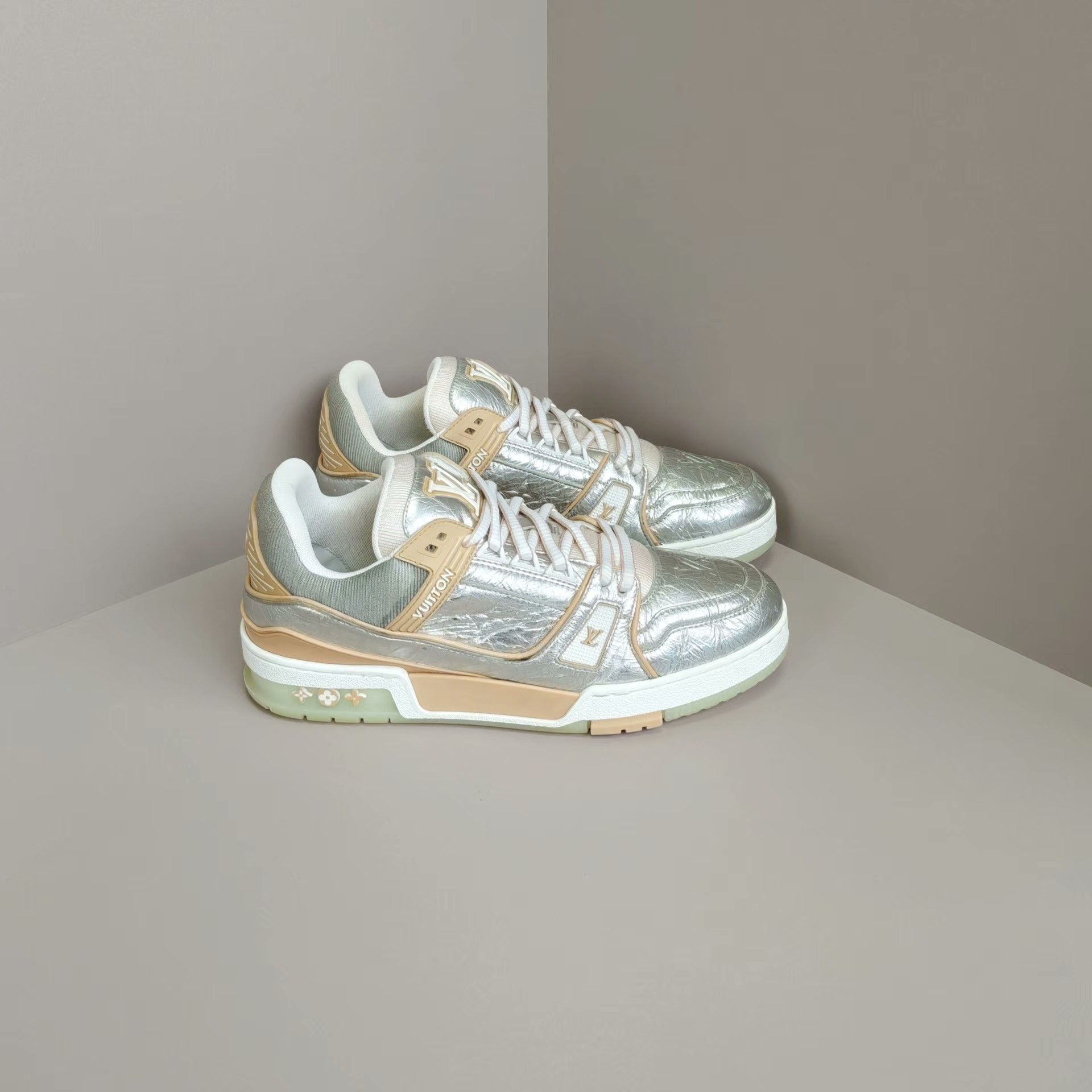 Louis Vuitton Louis Vuitton Training Silver Lowtop Sneakers 7 Men Size US 7 / EU 40 - 4 Thumbnail