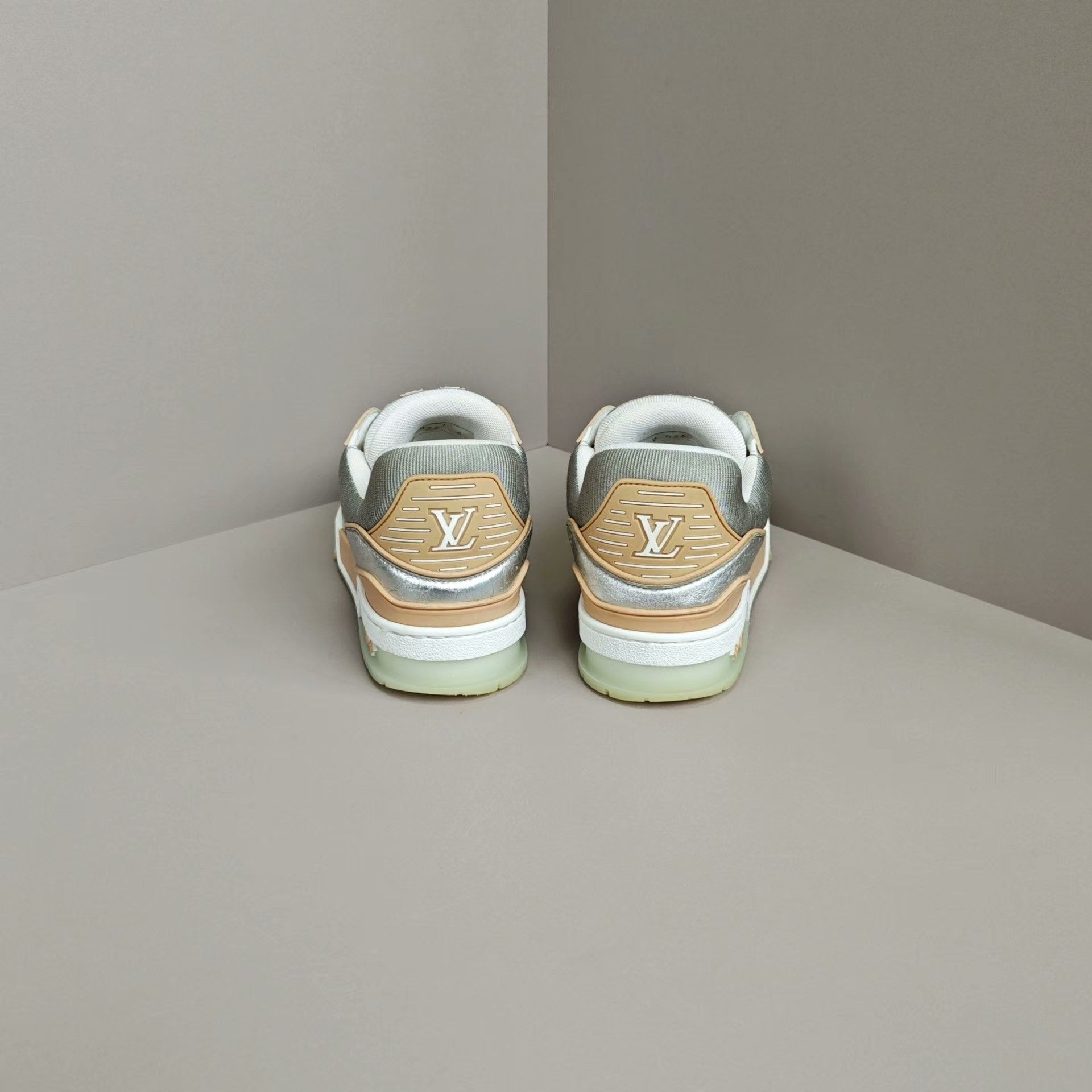 Louis Vuitton Louis Vuitton Training Silver Lowtop Sneakers 7 Men Size US 7 / EU 40 - 3 Thumbnail