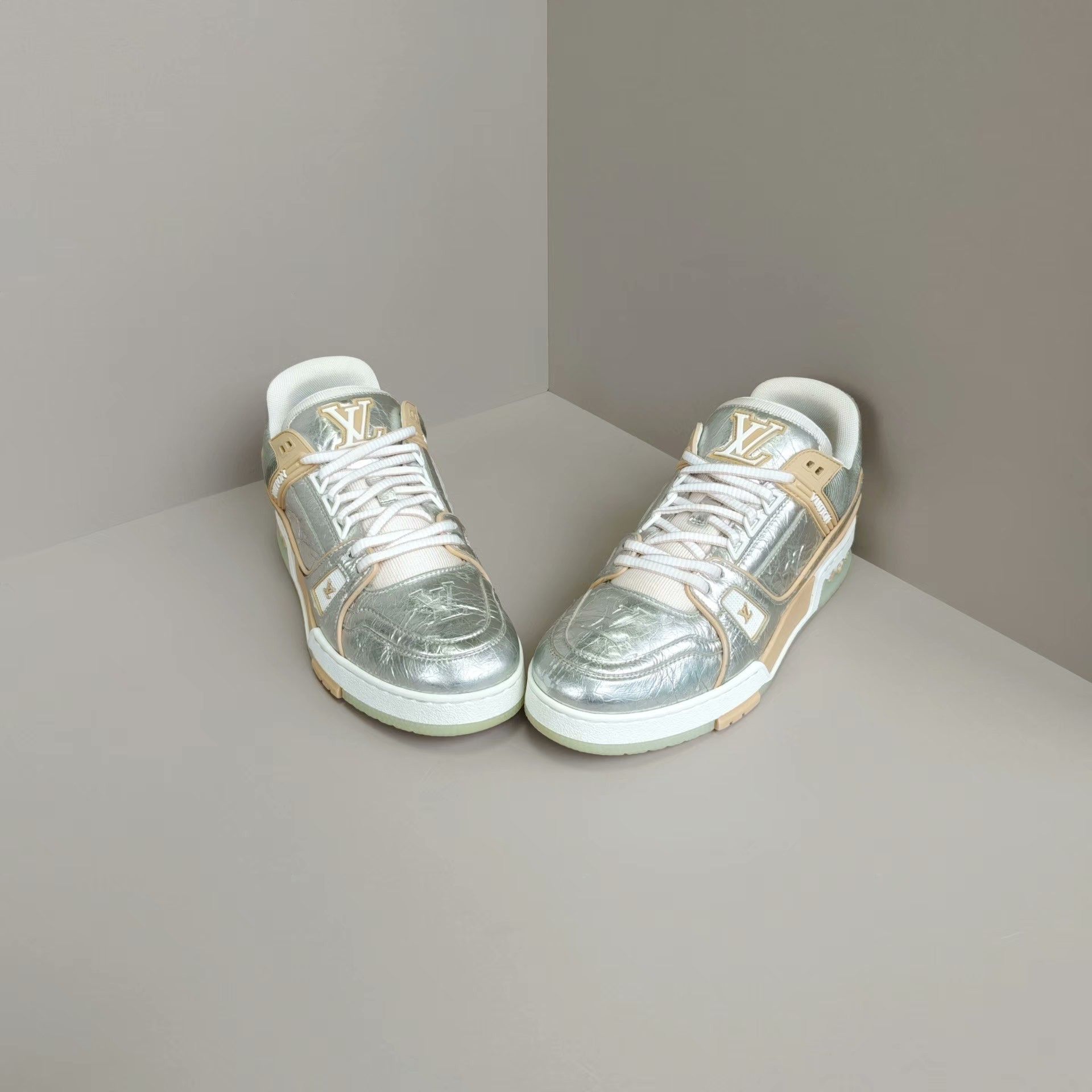 Louis Vuitton Louis Vuitton Training Silver Lowtop Sneakers 7 Men Size US 7 / EU 40 - 2 Thumbnail