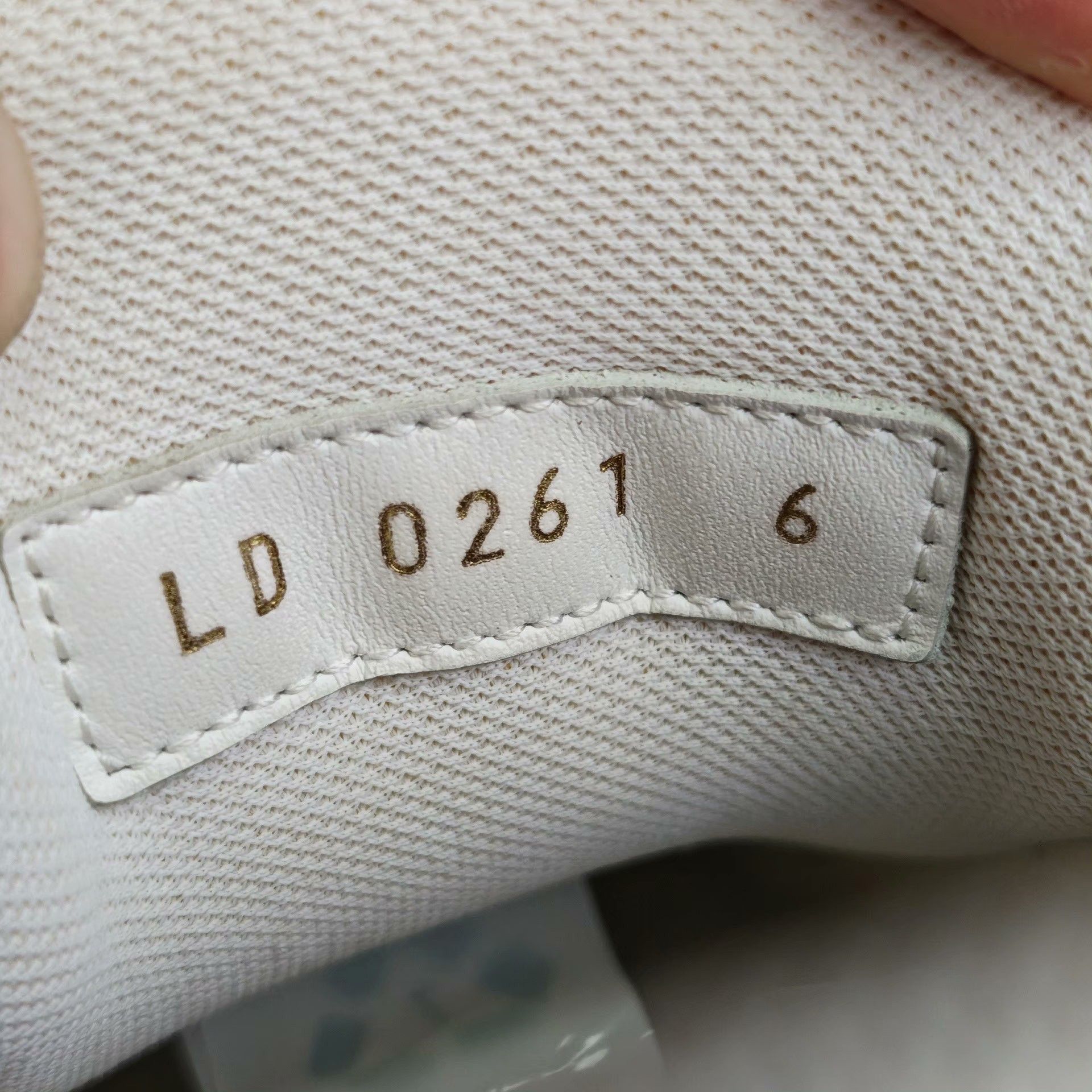 Louis Vuitton Louis Vuitton Training Silver Lowtop Sneakers 7 Men Size US 7 / EU 40 - 6 Thumbnail