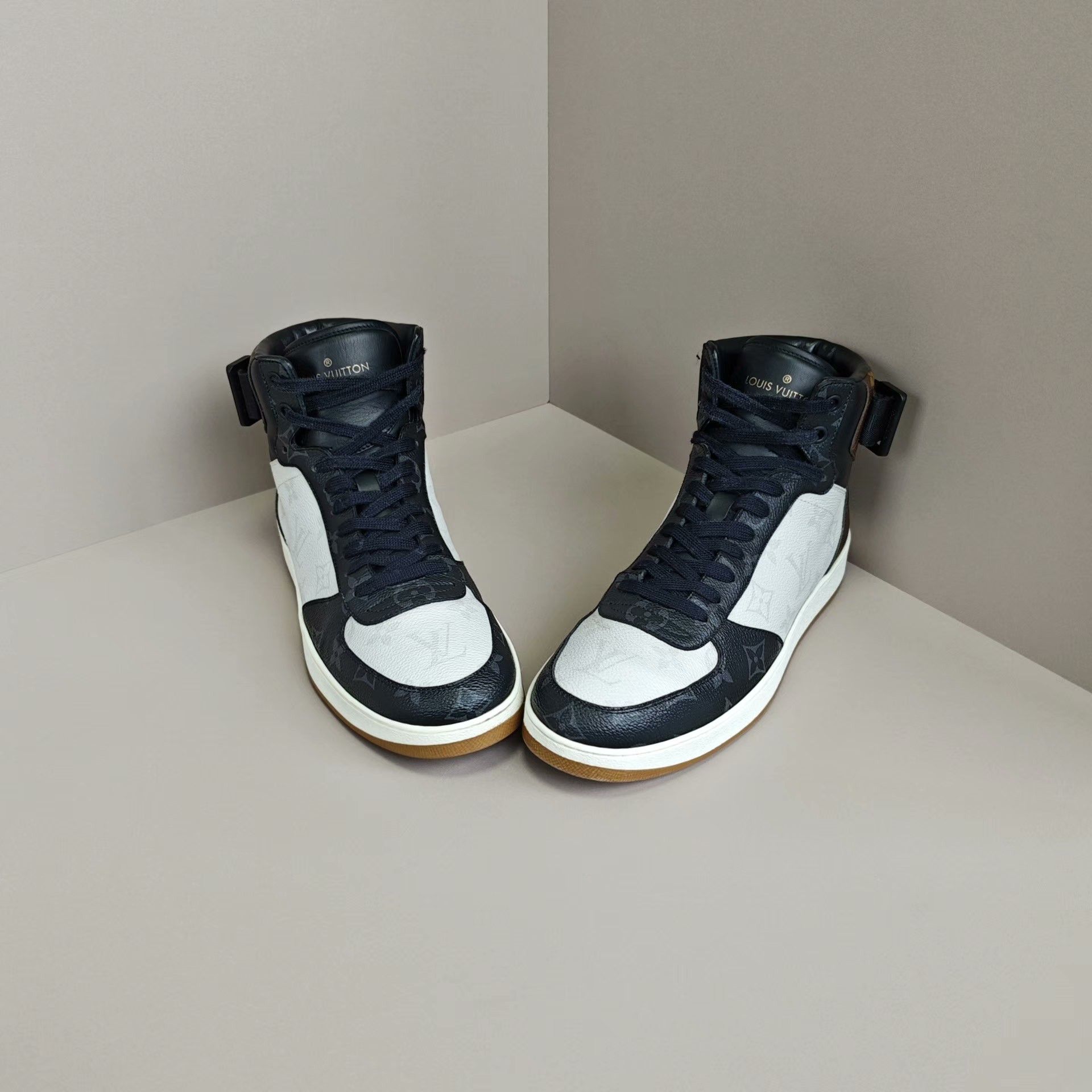 Louis Vuitton Louis Vuitton Hitop Sneakers 7 Men Size US 7 / EU 40 - 2 Thumbnail