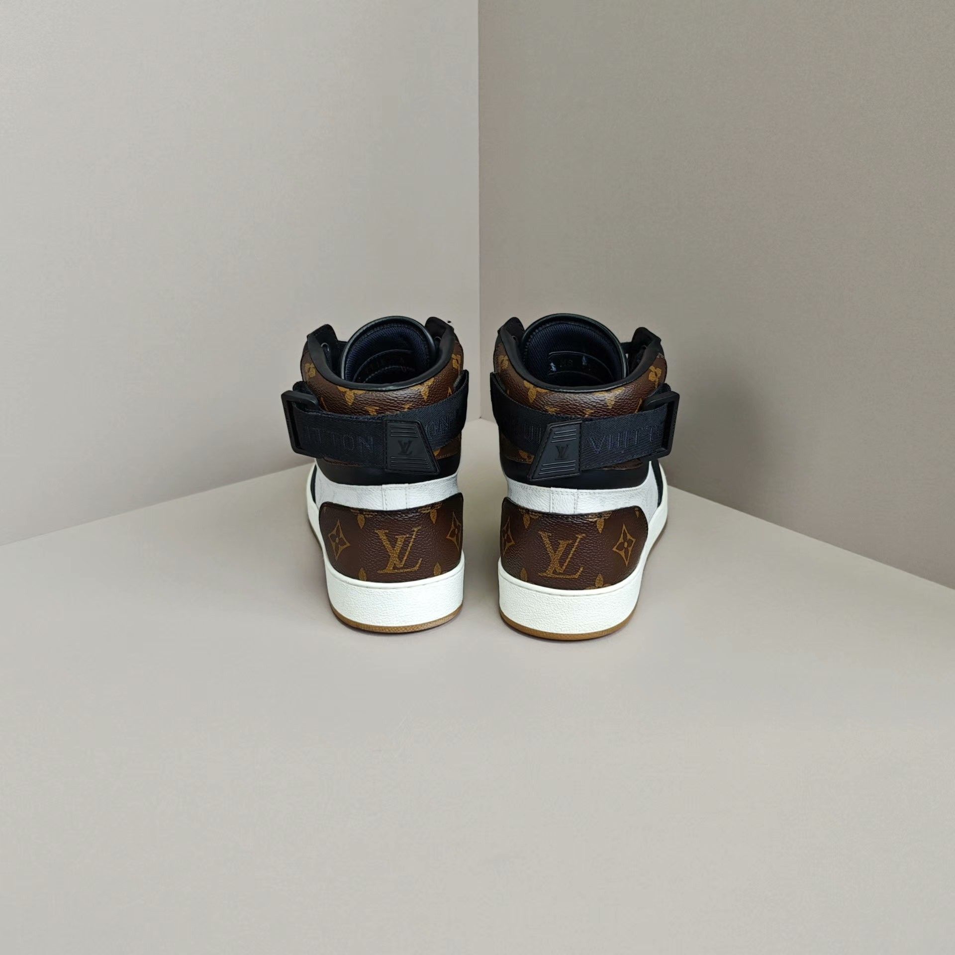 Louis Vuitton Louis Vuitton Hitop Sneakers 7 Men Size US 7 / EU 40 - 3 Thumbnail