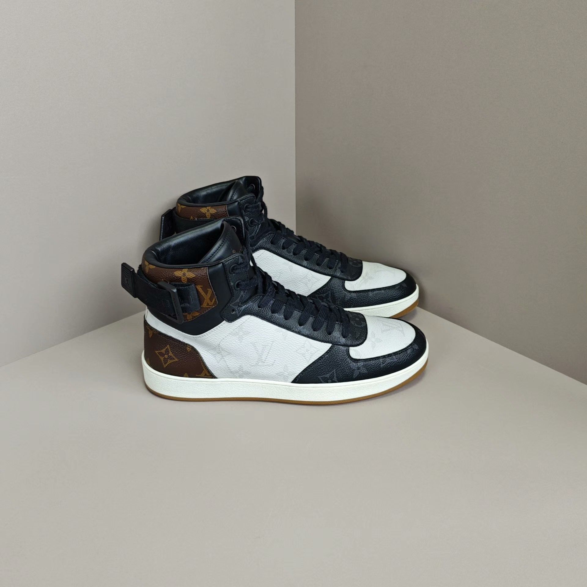 Louis Vuitton Louis Vuitton Hitop Sneakers 7 Men Size US 7 / EU 40 - 4 Thumbnail