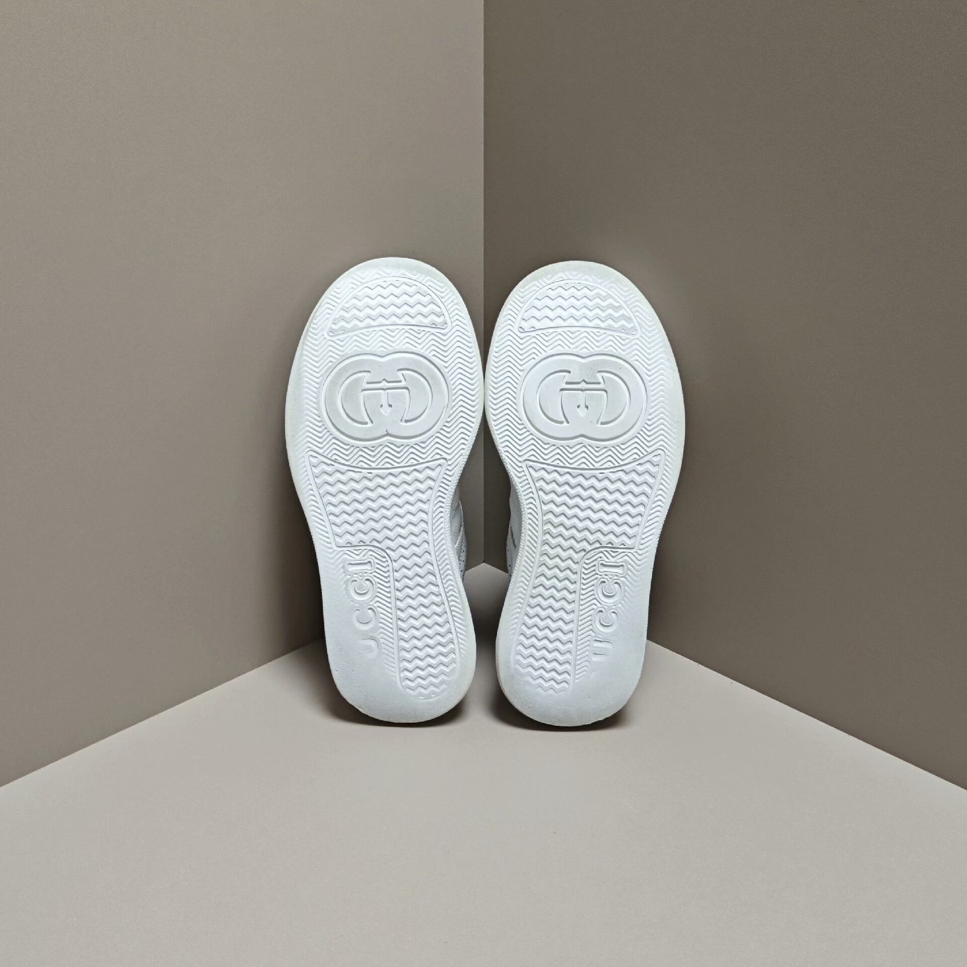 Gucci Gucci White Lowtop Sneakers us_5 Women Size US 5 / IT 35 - 5 Thumbnail