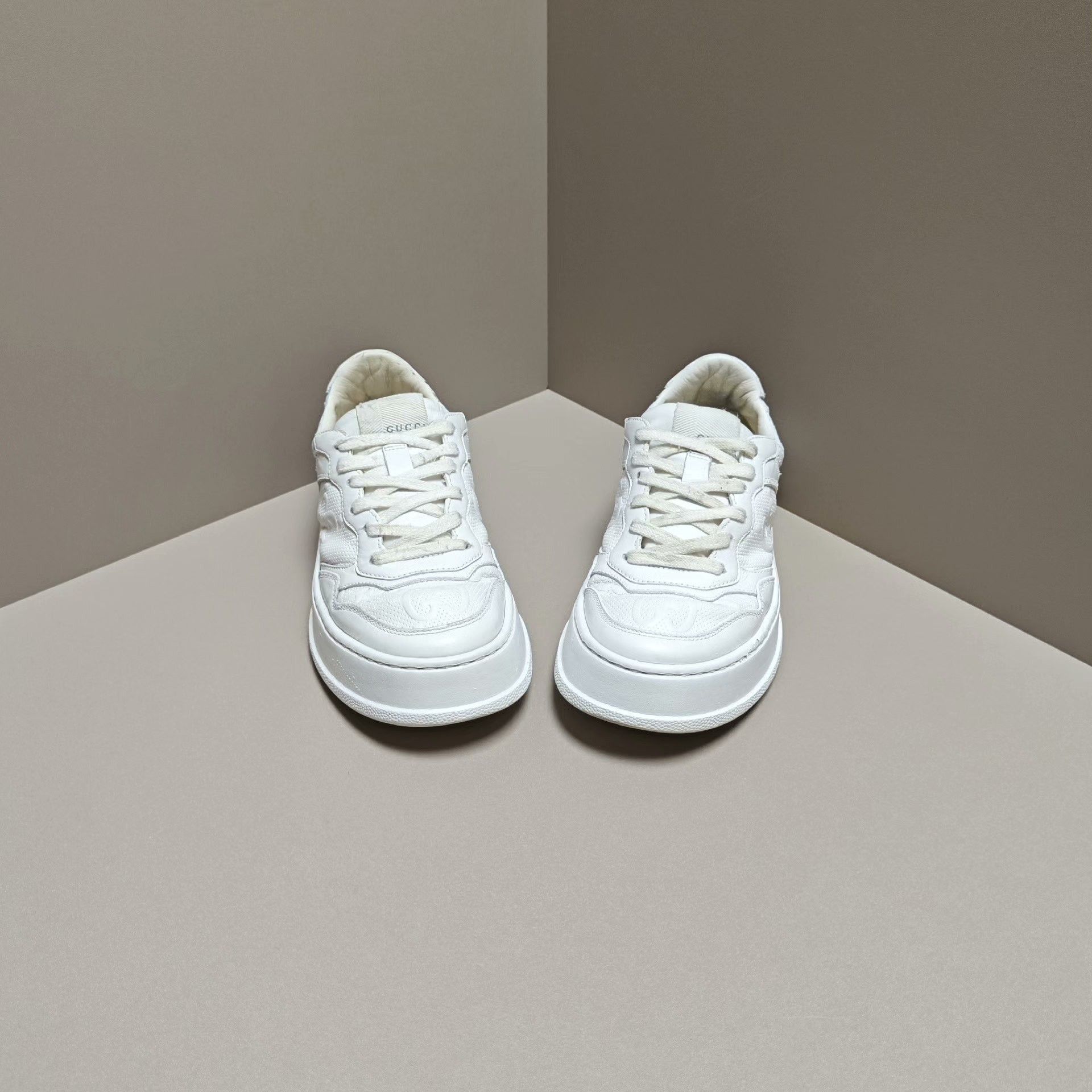 Gucci Gucci White Lowtop Sneakers us_5 Women Size US 5 / IT 35 - 2 Thumbnail