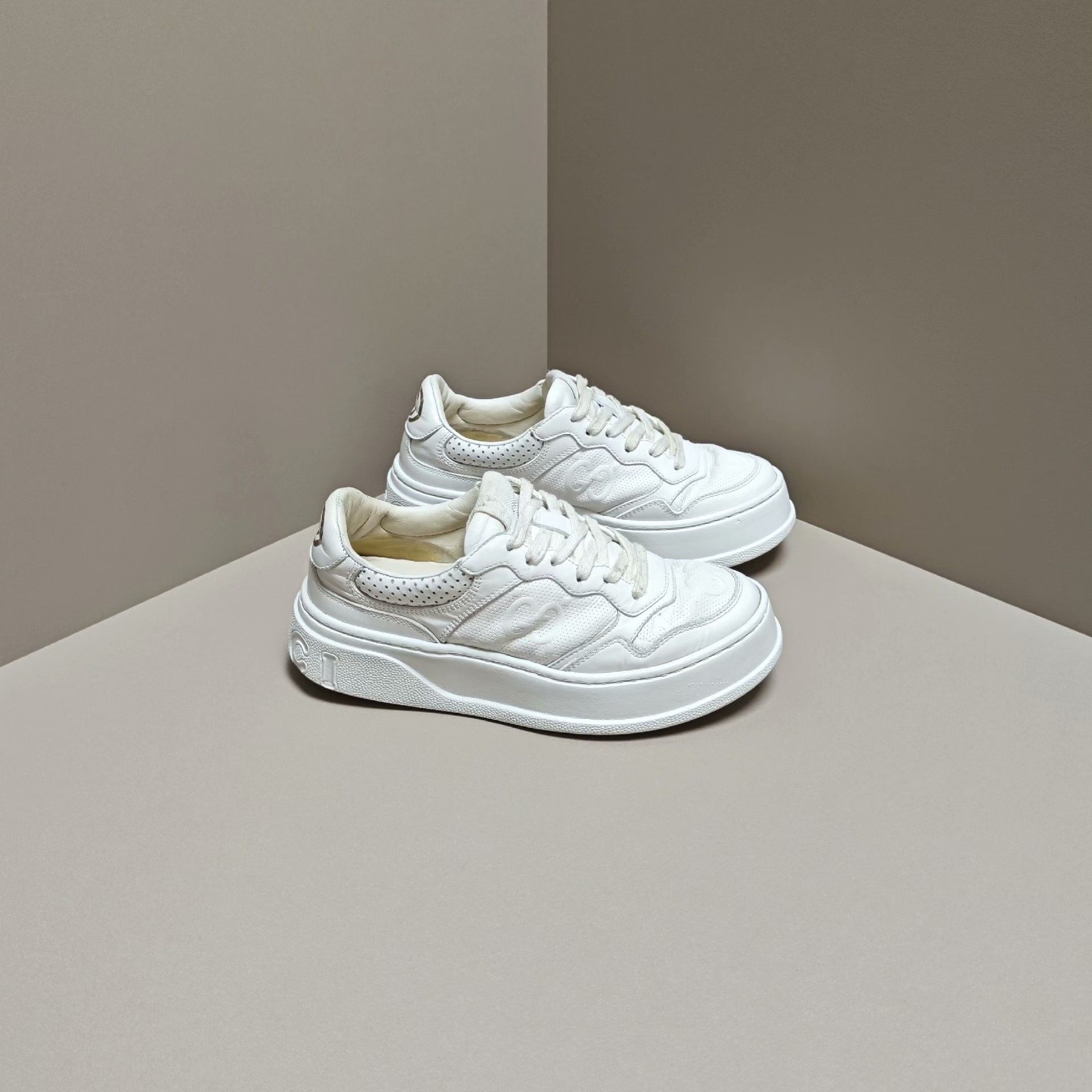 Gucci Gucci White Lowtop Sneakers us_5 Women Size US 5 / IT 35 - 4 Thumbnail