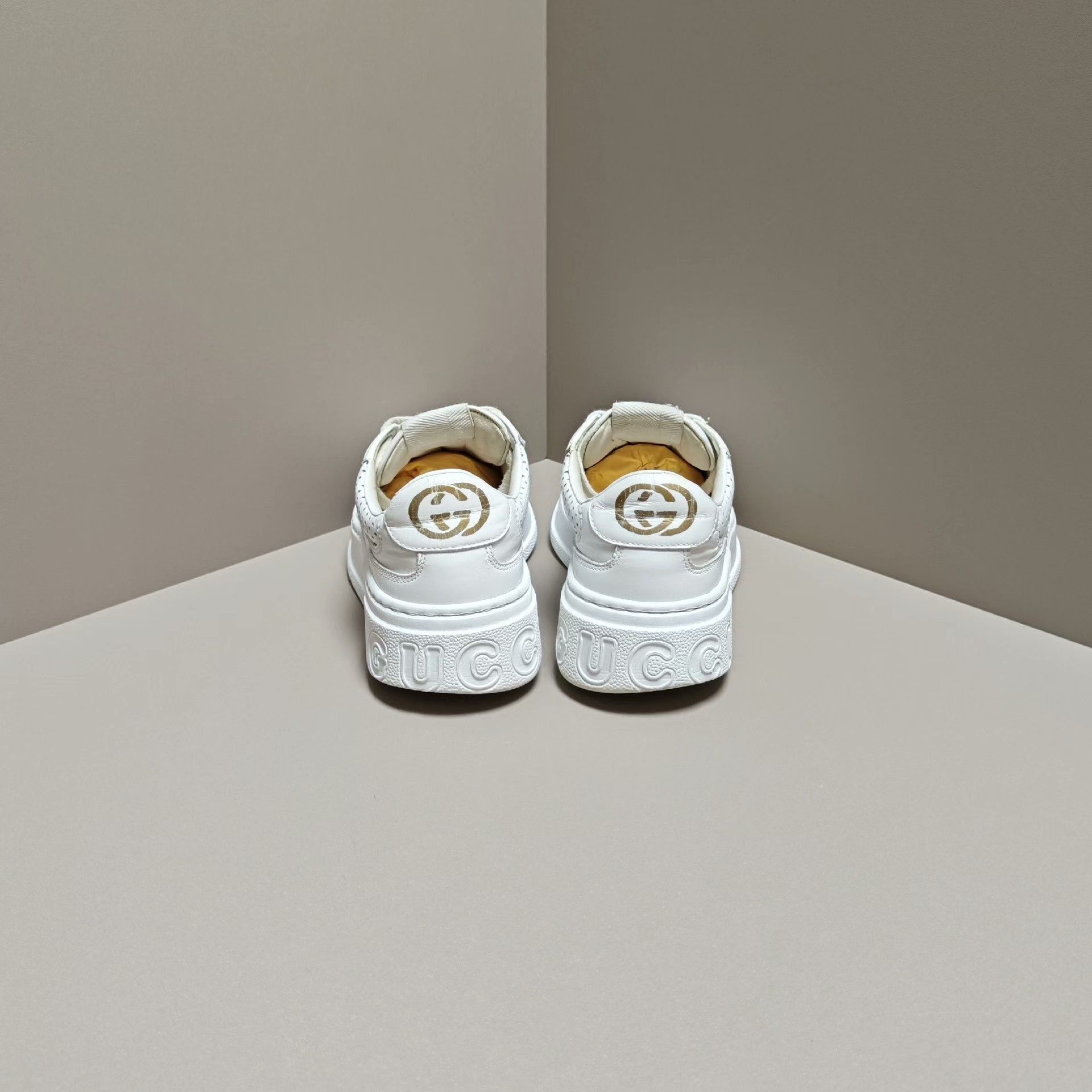 Gucci Gucci White Lowtop Sneakers us_5 Women Size US 5 / IT 35 - 3 Thumbnail