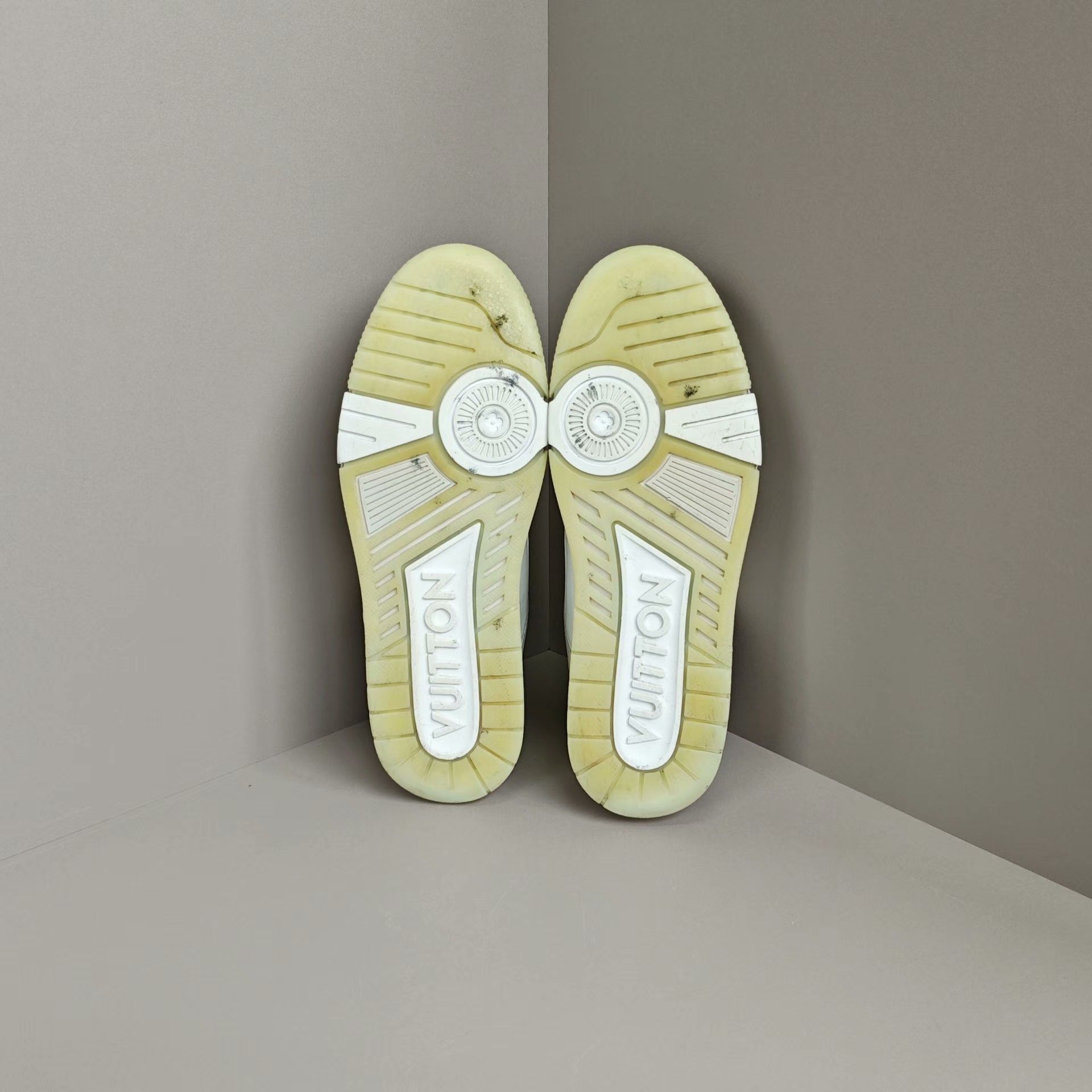 Louis Vuitton Louis Vuitton Training White Lowtop Sneakers 8 Men Size US 8 / EU 41 - 5 Thumbnail
