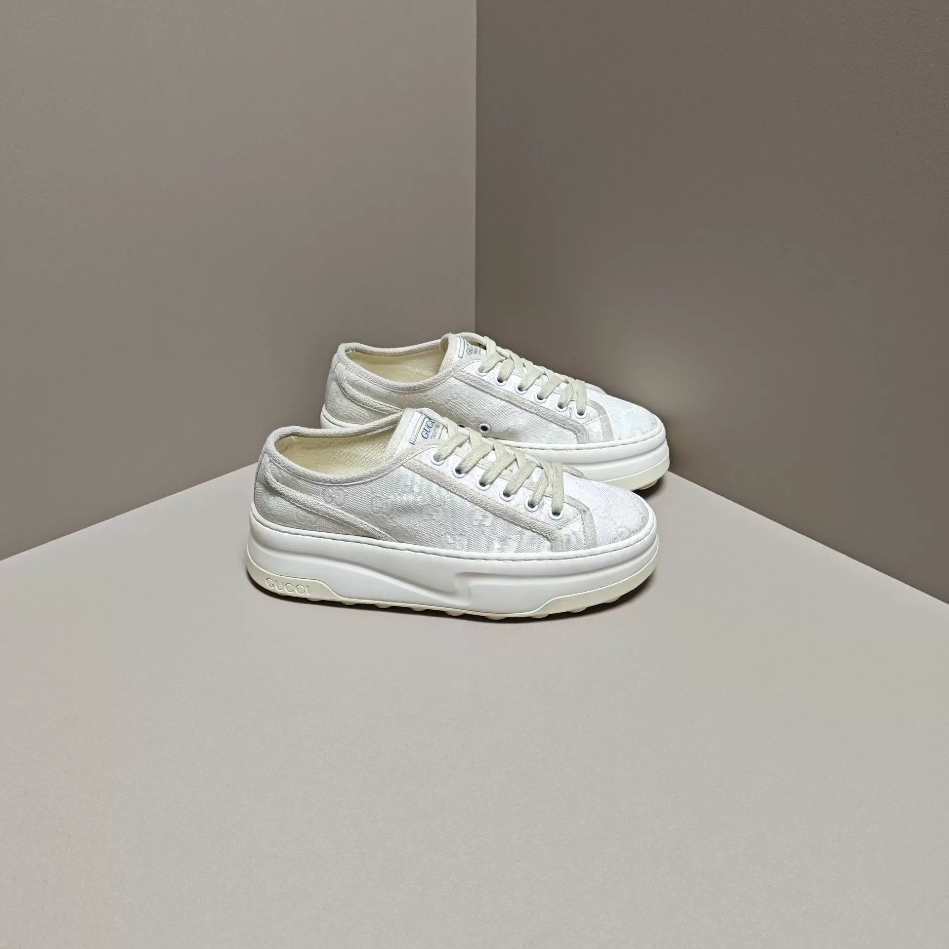 Gucci Gucci Lowtop Sneakers us_7 Women Size US 7 / IT 37 - 4 Thumbnail