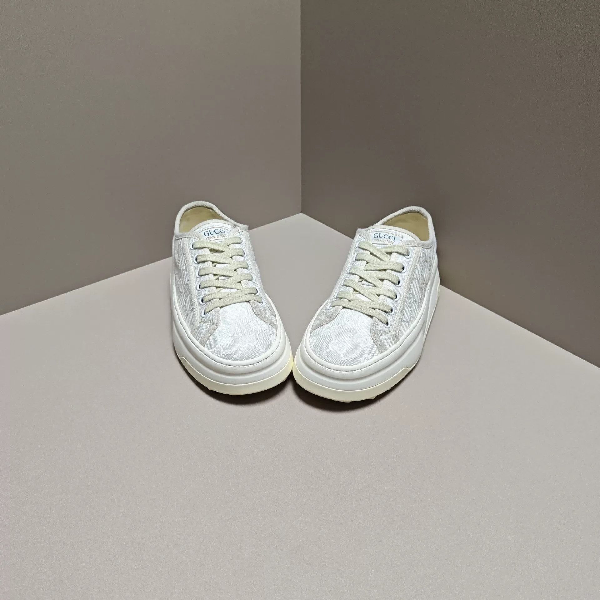 Gucci Gucci Lowtop Sneakers us_7 Women Size US 7 / IT 37 - 2 Thumbnail