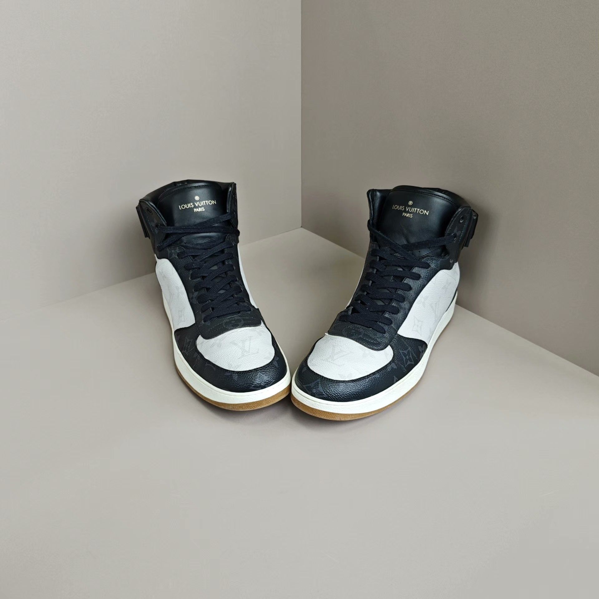 Louis Vuitton Louis Vuitton Hitop Sneakers 11 Men Size US 11 / EU 44 - 2 Thumbnail