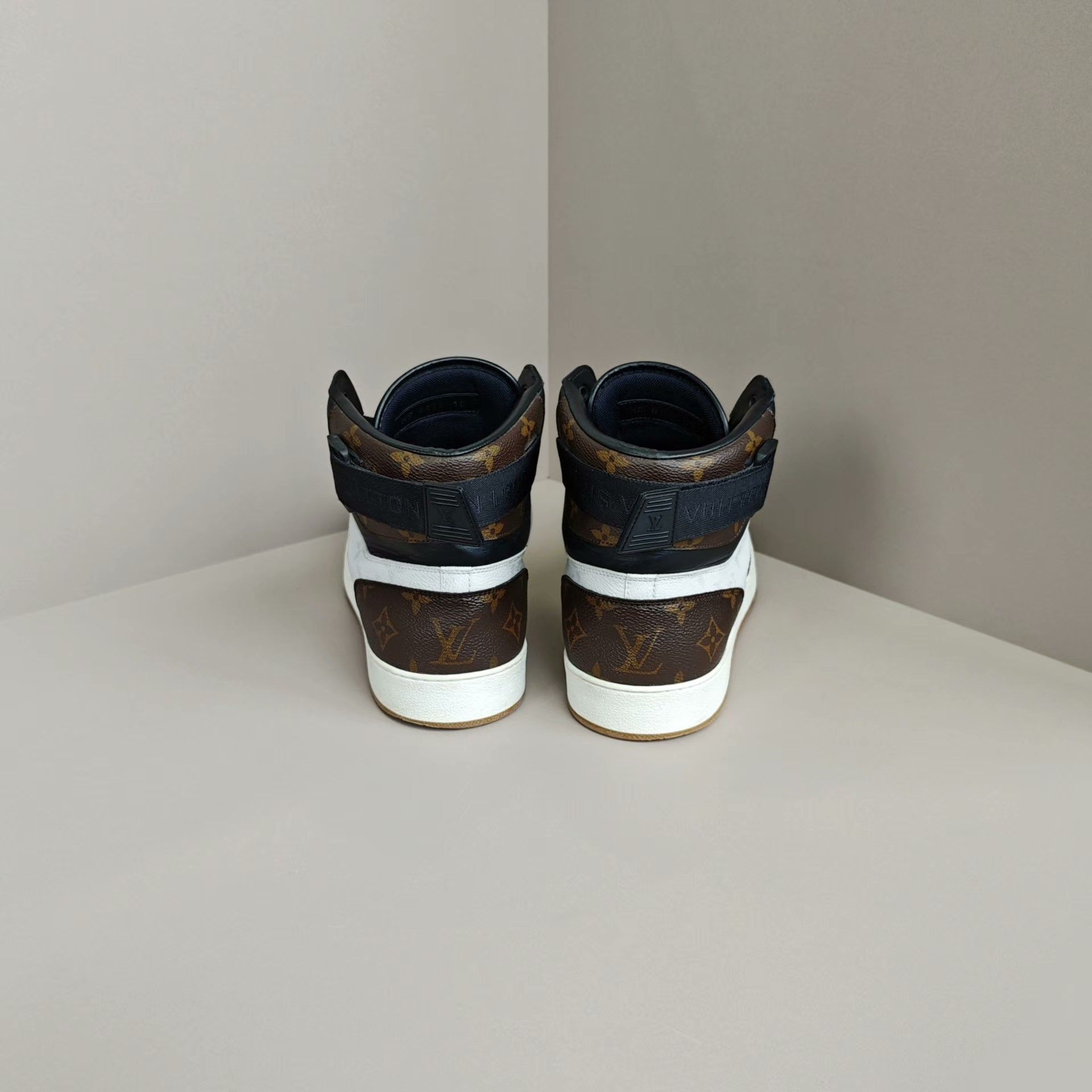 Louis Vuitton Louis Vuitton Hitop Sneakers 11 Men Size US 11 / EU 44 - 3 Thumbnail