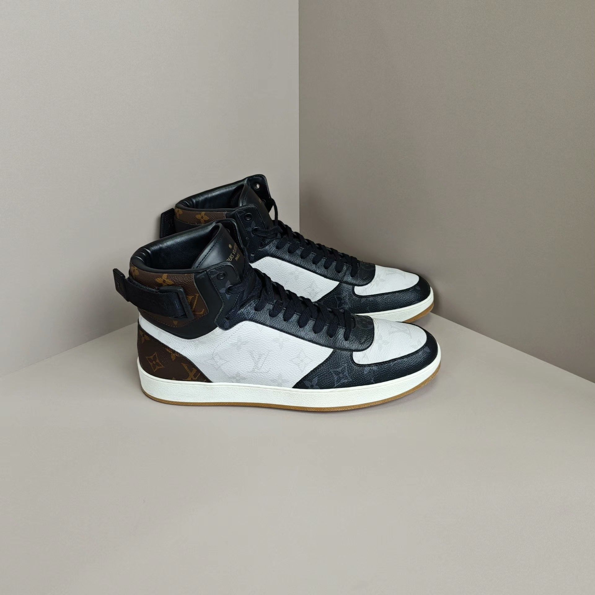 Louis Vuitton Louis Vuitton Hitop Sneakers 11 Men Size US 11 / EU 44 - 4 Thumbnail