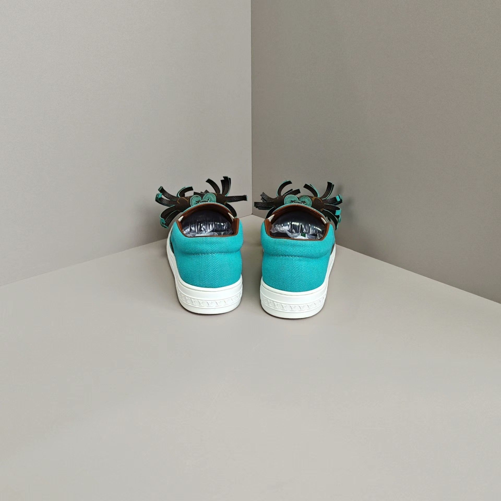 Louis Vuitton Louis Vuitton Lowtop Sneakers us_6 Women Size US 6 / IT 36 - 3 Thumbnail