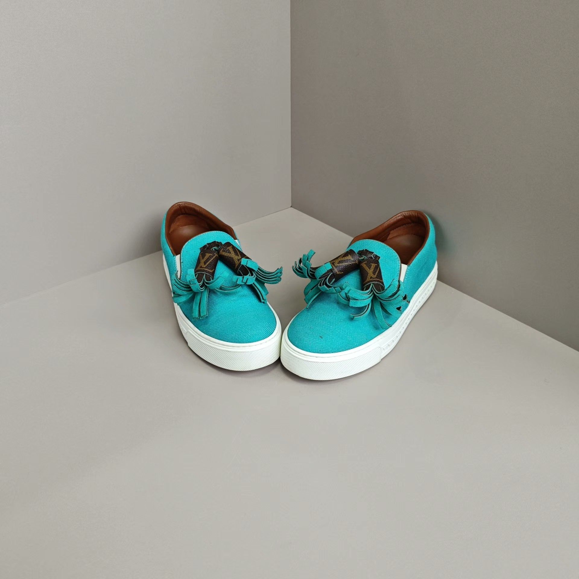Louis Vuitton Louis Vuitton Lowtop Sneakers us_6 Women Size US 6 / IT 36 - 2 Thumbnail