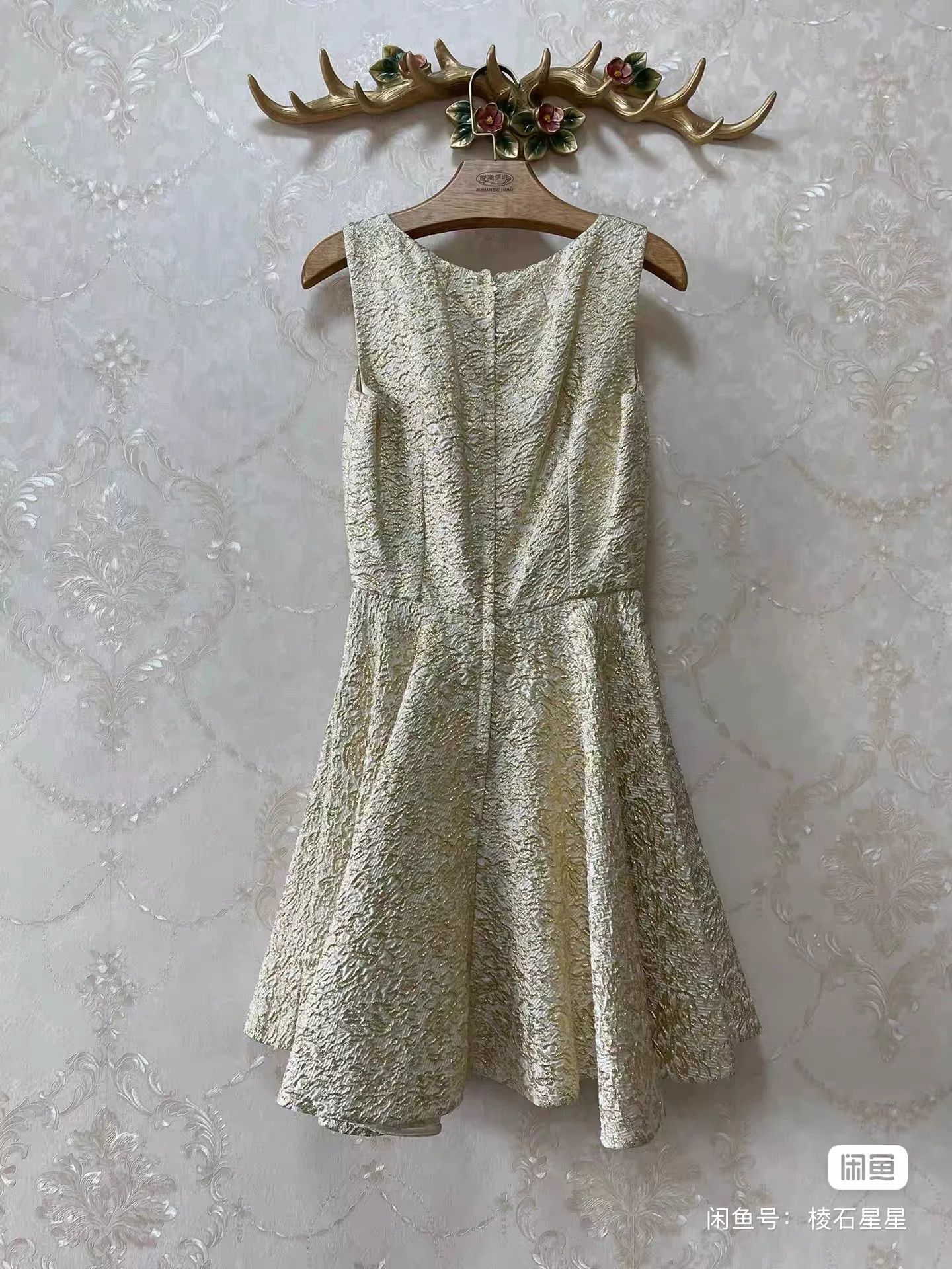 Dolce & Gabbana Dolce & Gabbana Gold Embossed Runway Dress Size M / US 6-8 / IT 42-44 - 7 Thumbnail