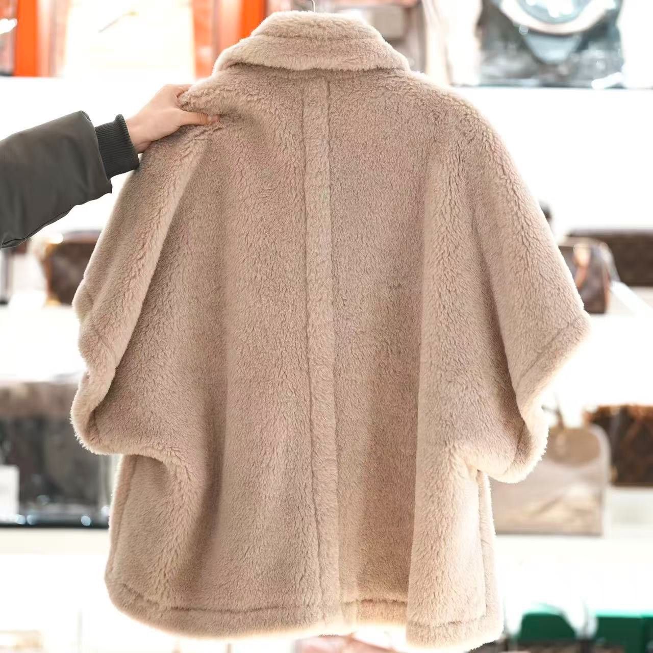 Max Mara Maxmara Teddy Manco Cape Size M / US 6-8 / IT 42-44 - 4 Thumbnail