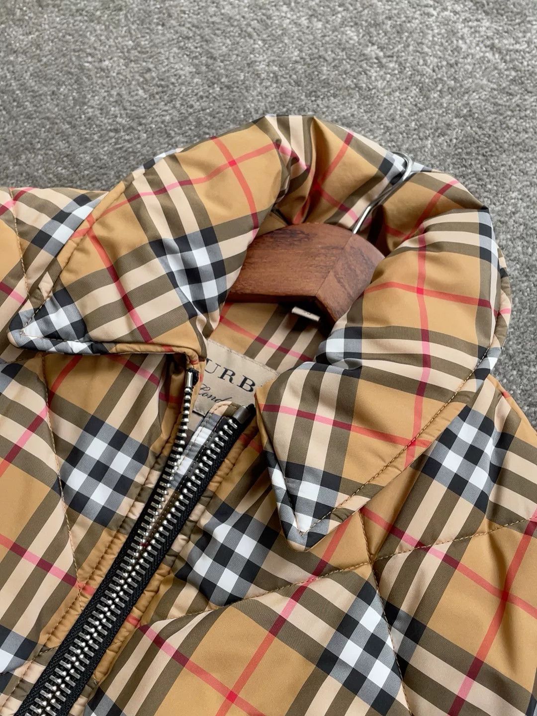 Burberry Burberry Vintage Check Quilted Coat Size M / US 6-8 / IT 42-44 - 2 Thumbnail