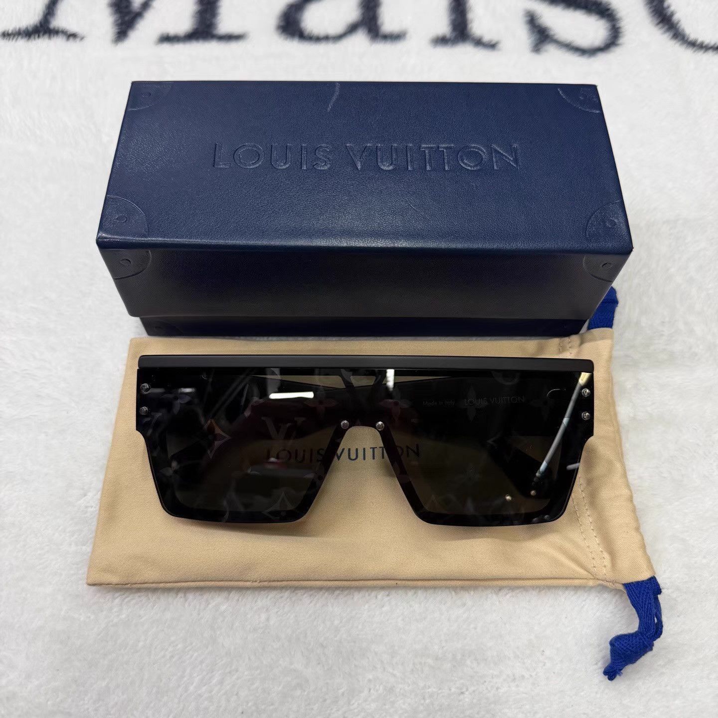 Louis Vuitton Black Oversized Shield Sunglasses Size ONE SIZE - 4 Thumbnail
