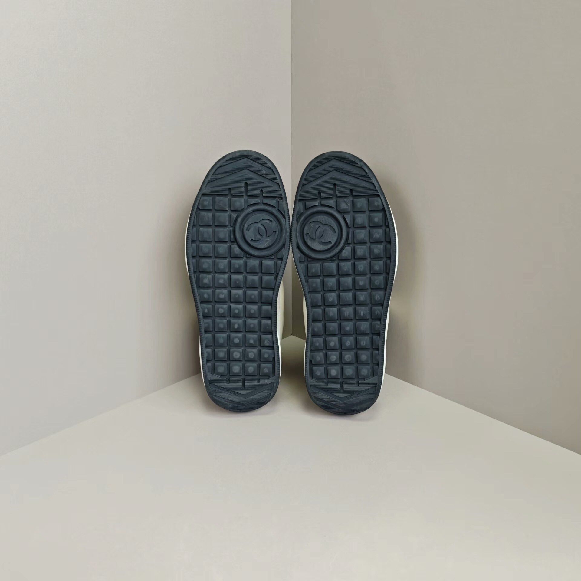 Chanel Chanel Silver Lowtop Sneakers us_6 Women Size US 6 / IT 36 - 5 Thumbnail