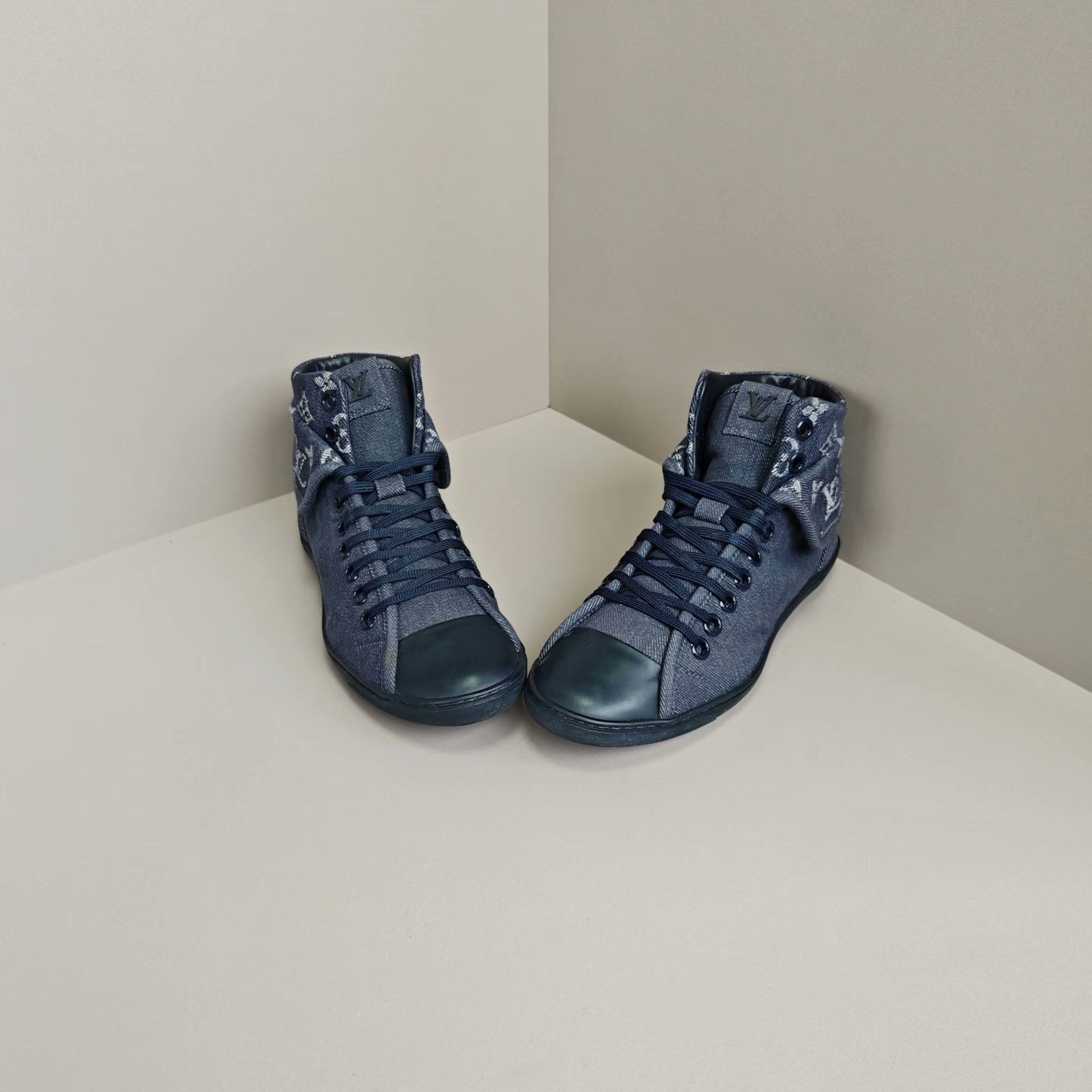 Louis Vuitton Louis Vuitton Lowtop Sneakers us_7 Women Size US 7 / IT 37 - 2 Thumbnail