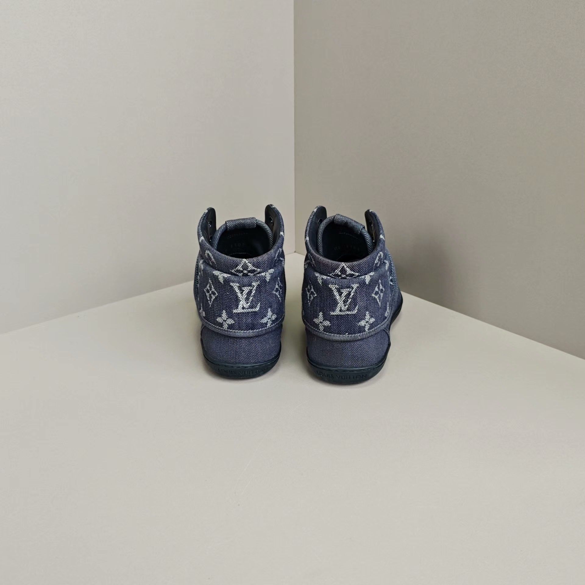 Louis Vuitton Louis Vuitton Lowtop Sneakers us_7 Women Size US 7 / IT 37 - 3 Thumbnail