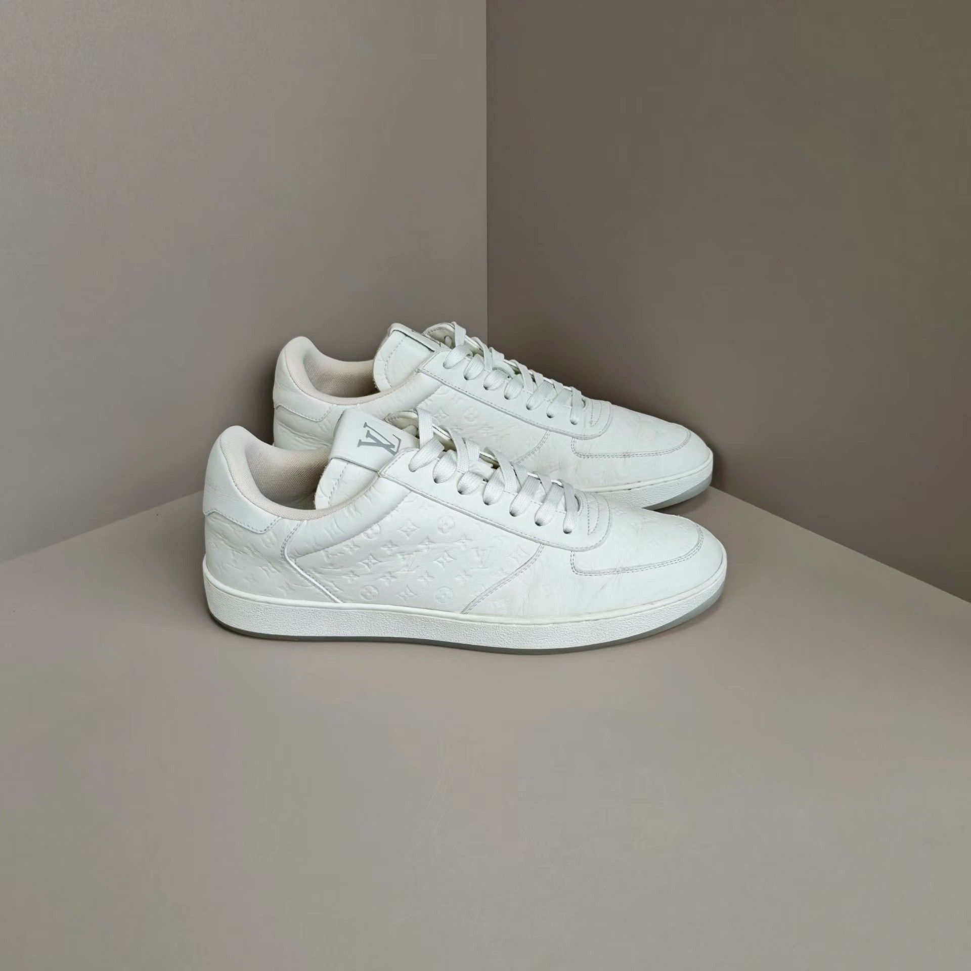 Louis Vuitton Louis Vuitton Lowtop Sneakers 10 Men Size US 10 / EU 43 - 4 Thumbnail