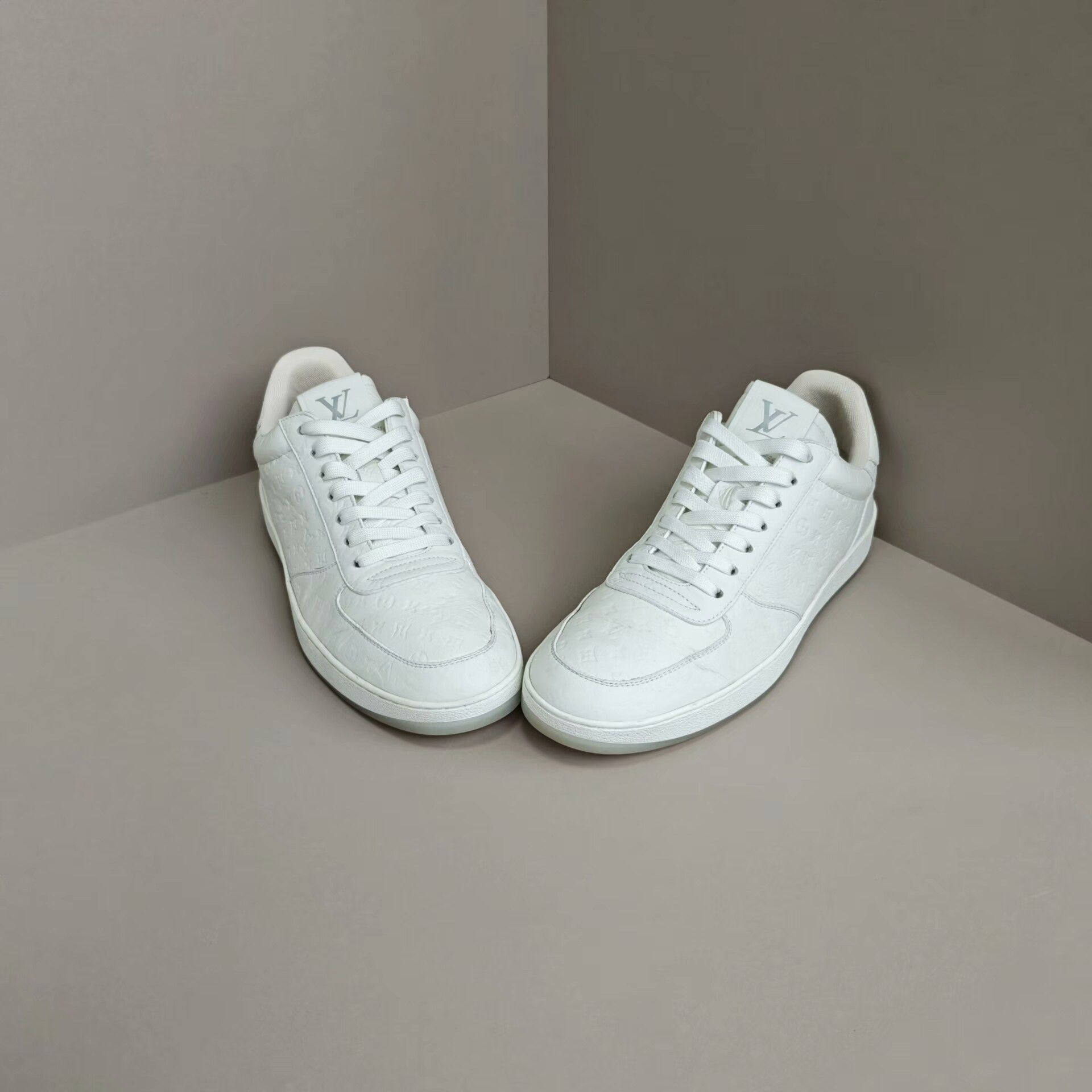 Louis Vuitton Louis Vuitton Lowtop Sneakers 10 Men Size US 10 / EU 43 - 2 Thumbnail