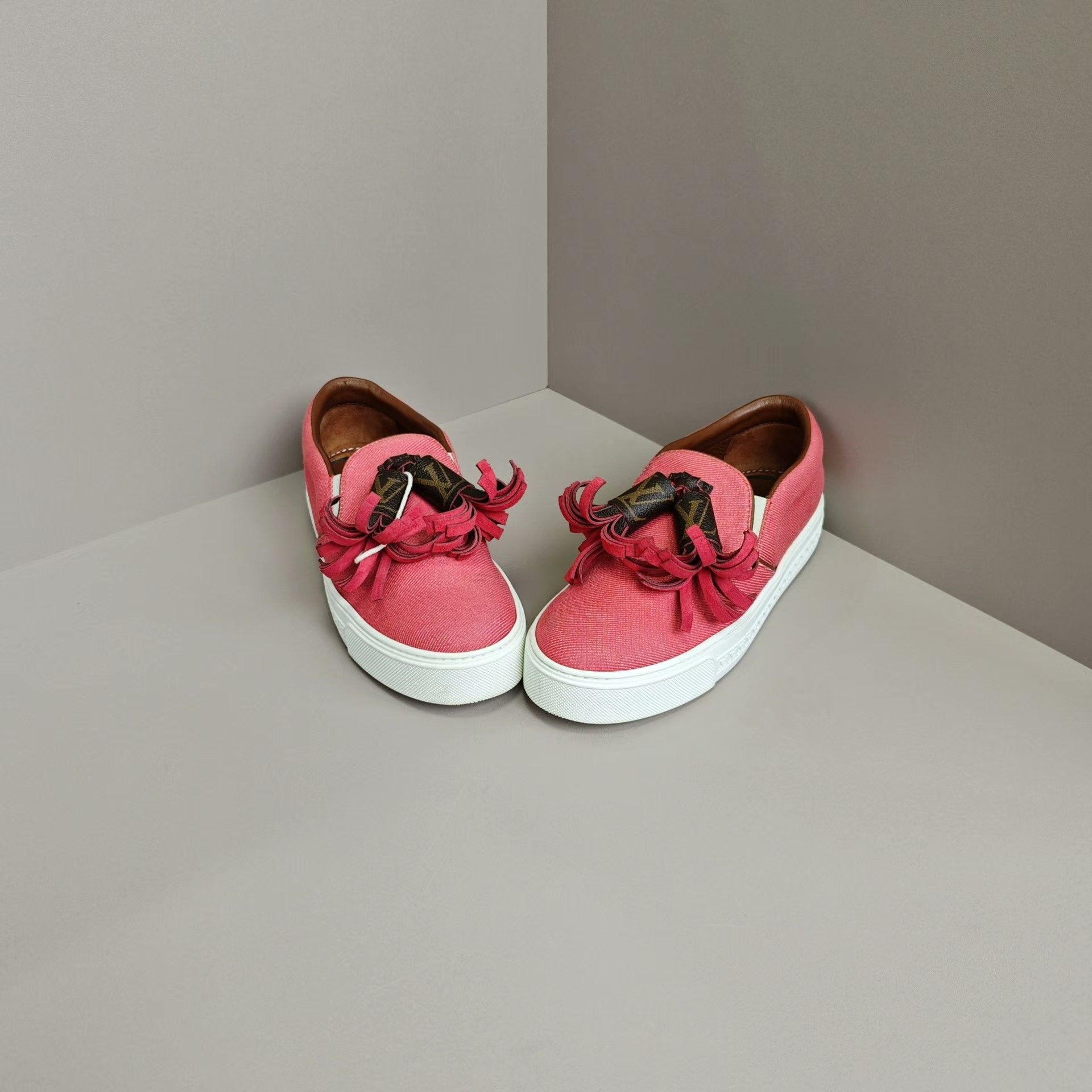 Louis Vuitton Louis Vuitton Lowtop Sneakers us_6 Women Size US 6 / IT 36 - 2 Thumbnail