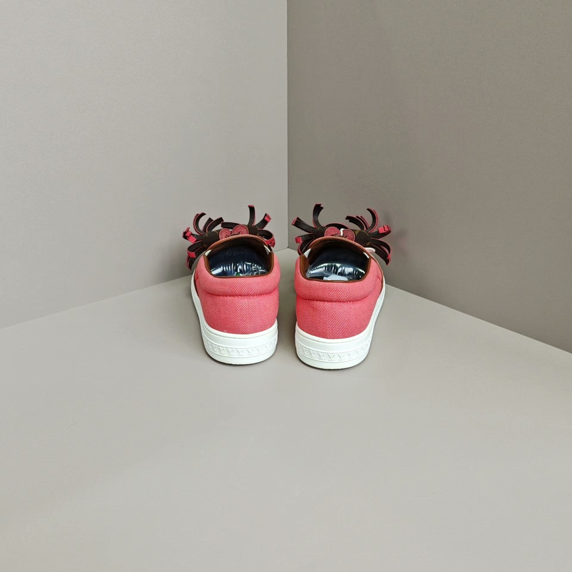Louis Vuitton Louis Vuitton Lowtop Sneakers us_6 Women Size US 6 / IT 36 - 3 Thumbnail