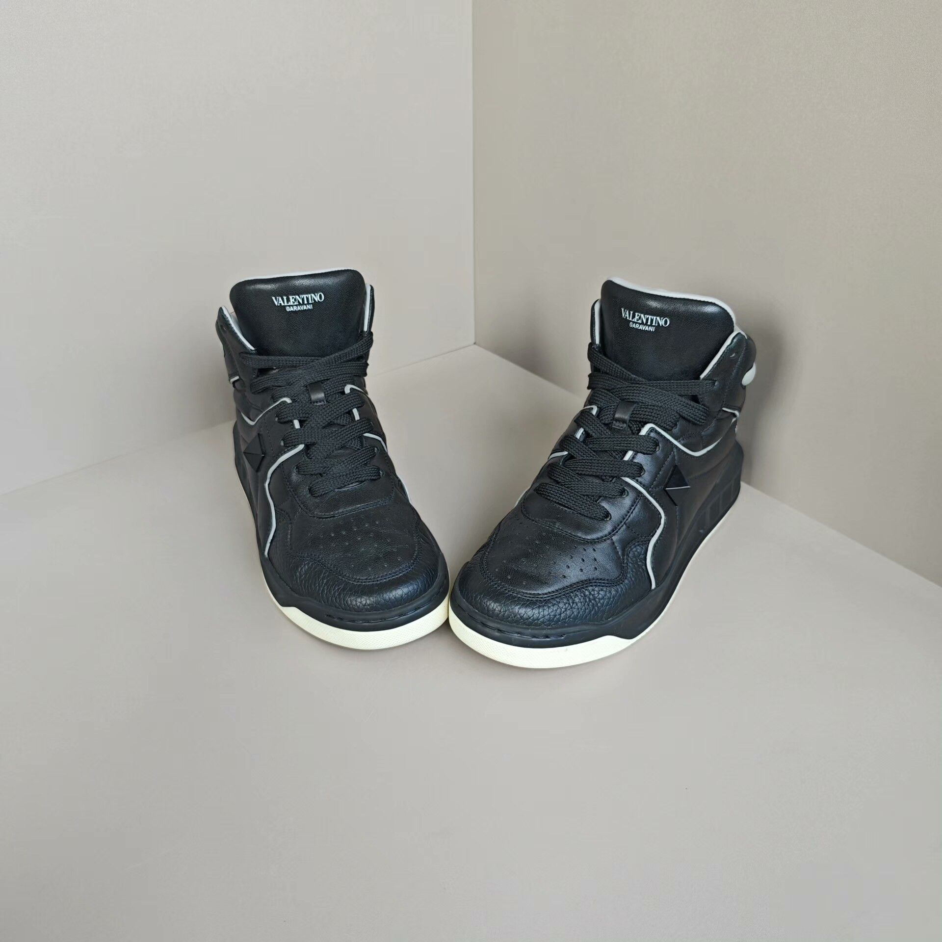 Valentino Valentino Lowtop Sneakers 6 Men Size US 6 / EU 39 - 2 Thumbnail