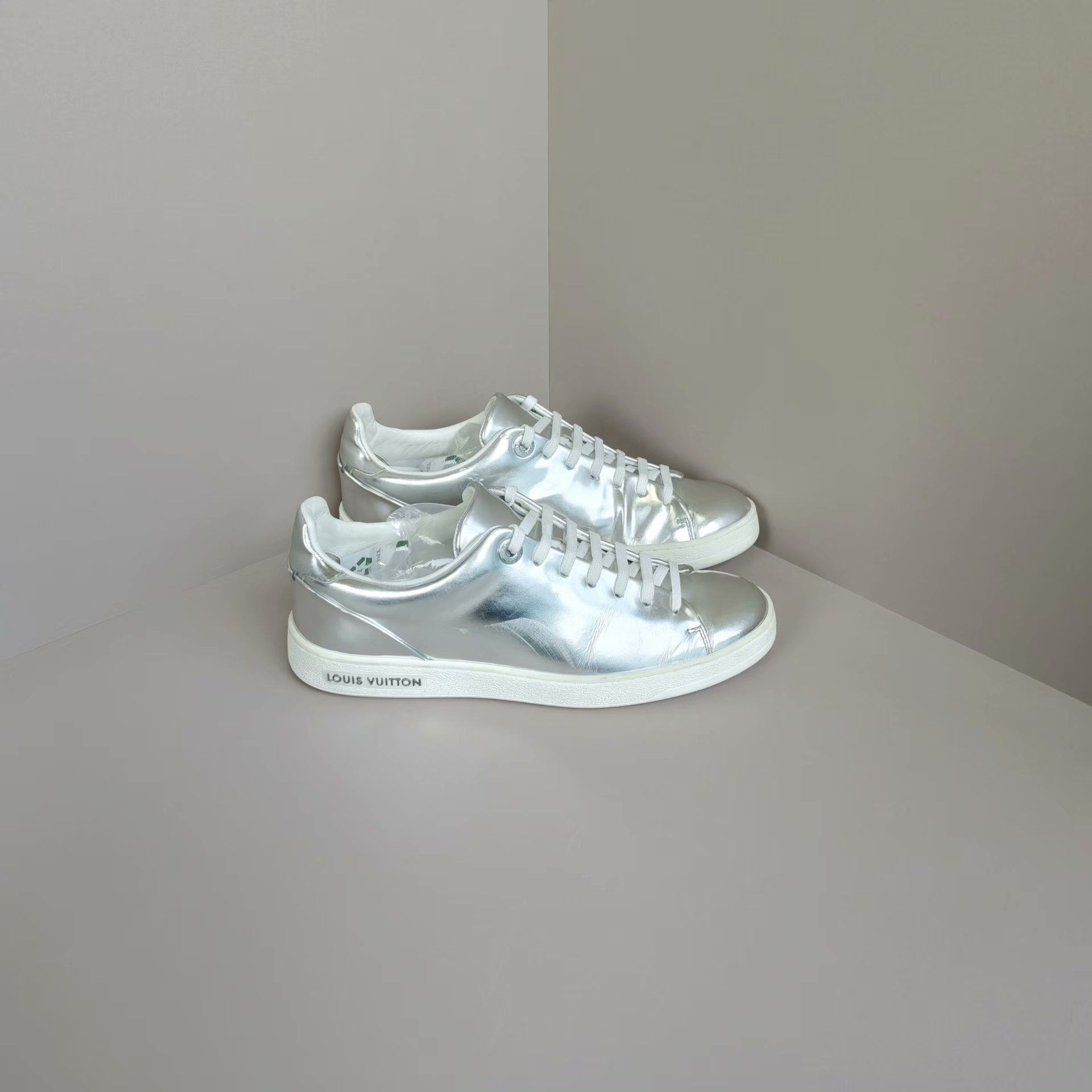 Louis Vuitton Louis Vuitton Silver Lowtop Sneakers us_6 Women Size US 6 / IT 36 - 4 Thumbnail