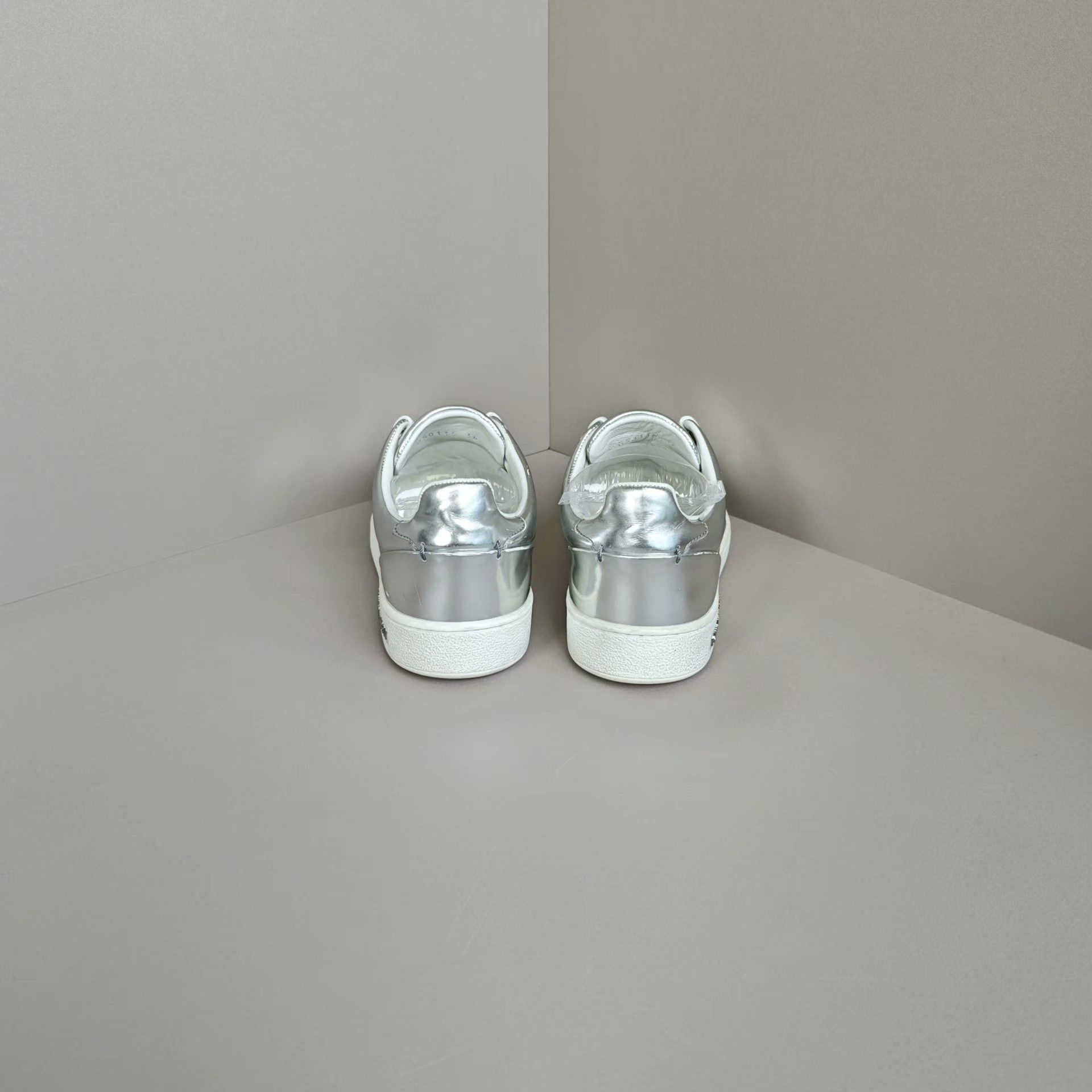 Louis Vuitton Louis Vuitton Silver Lowtop Sneakers us_6 Women Size US 6 / IT 36 - 3 Thumbnail