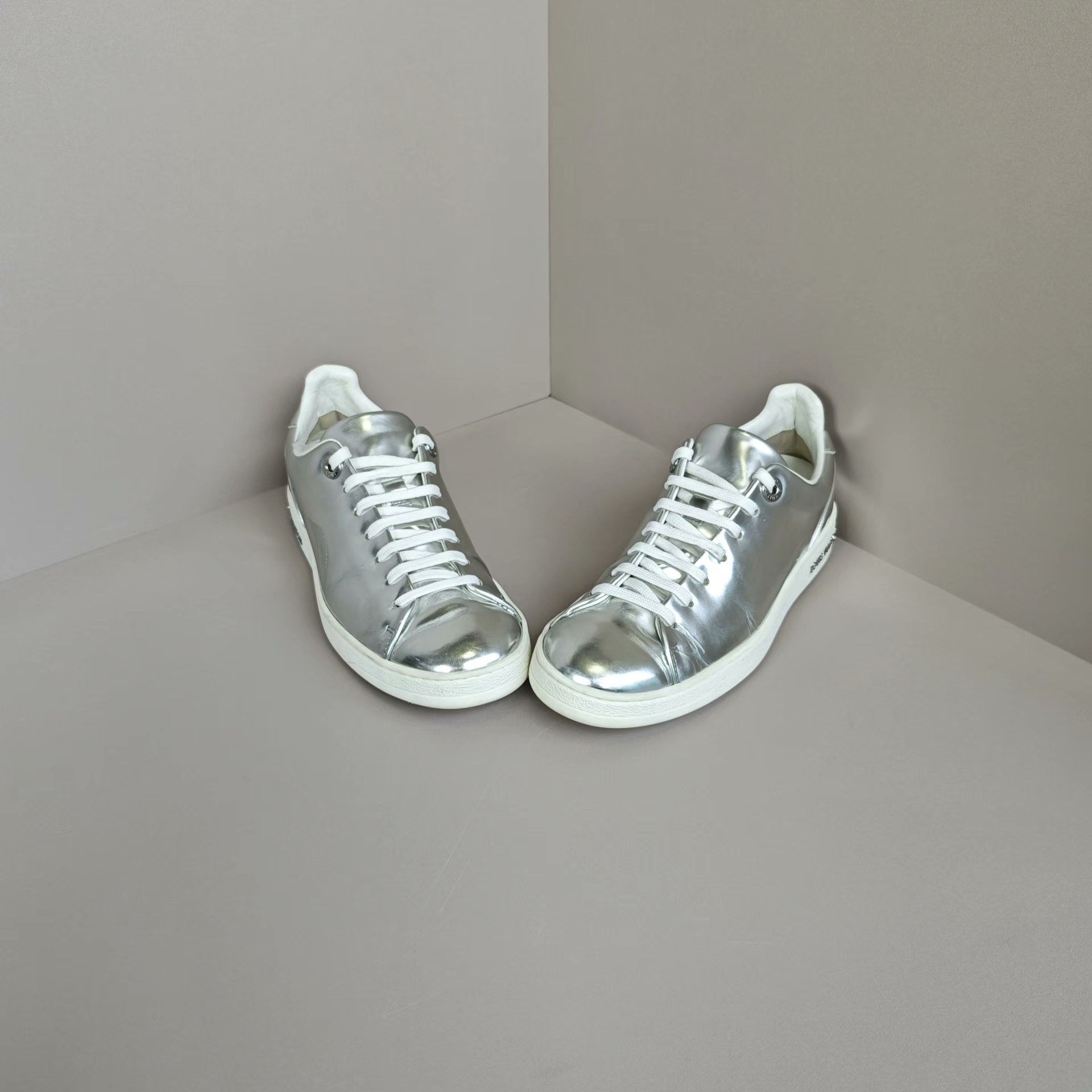 Louis Vuitton Louis Vuitton Silver Lowtop Sneakers us_6 Women Size US 6 / IT 36 - 2 Thumbnail