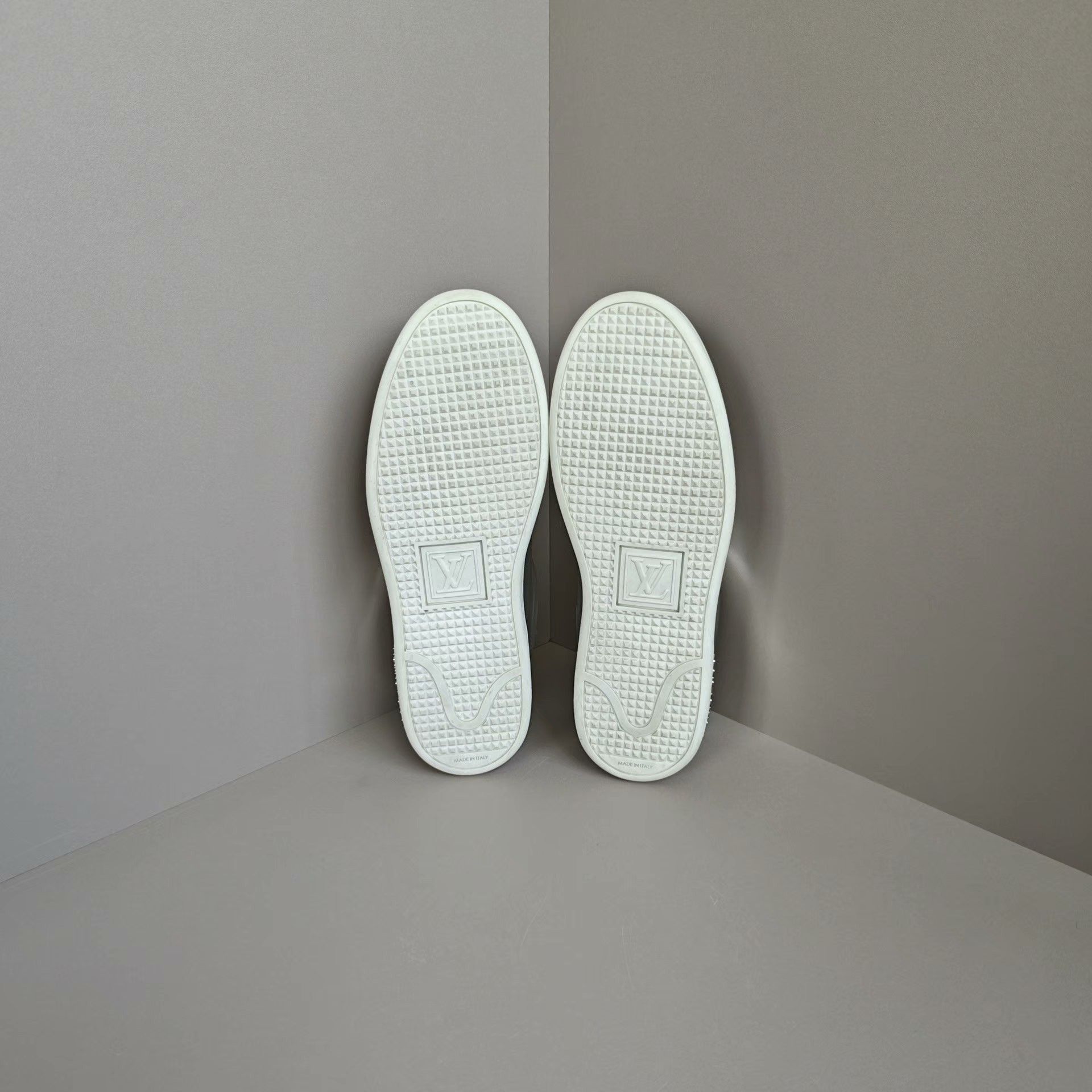 Louis Vuitton Louis Vuitton Silver Lowtop Sneakers us_6 Women Size US 6 / IT 36 - 5 Thumbnail