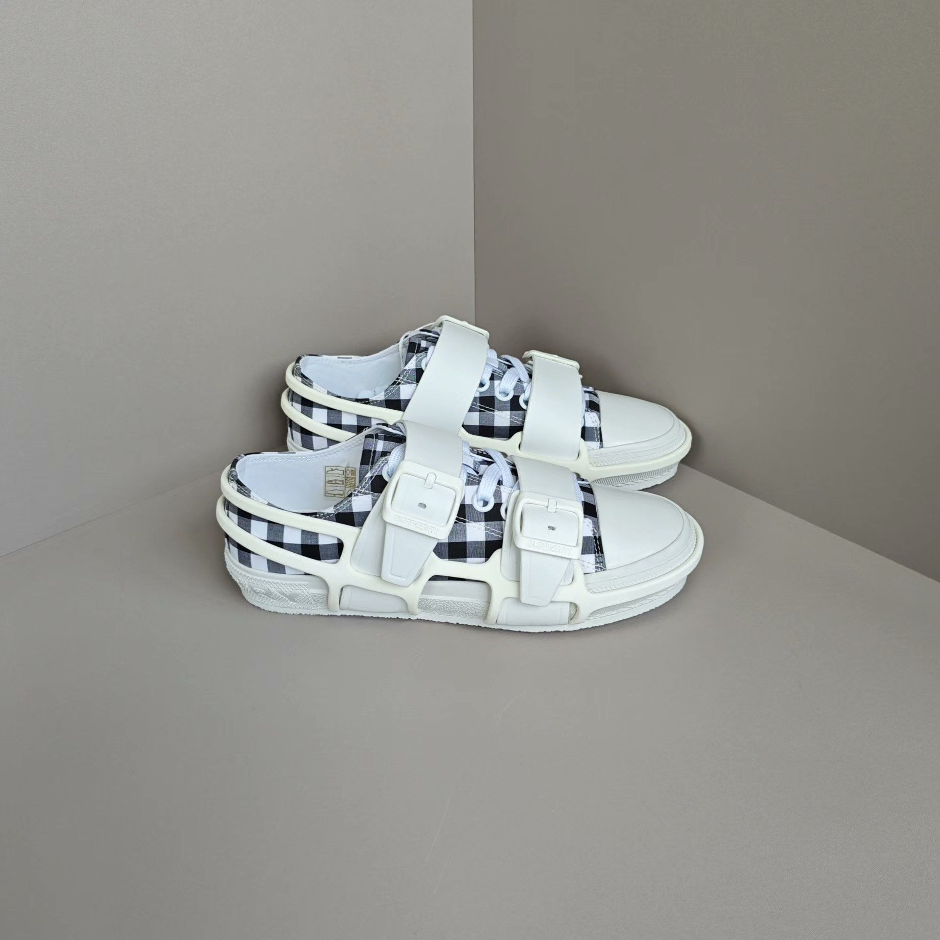 Burberry Burberry Plaid Lowtop Sneakers us_7 Women Size US 7 / IT 37 - 4 Thumbnail