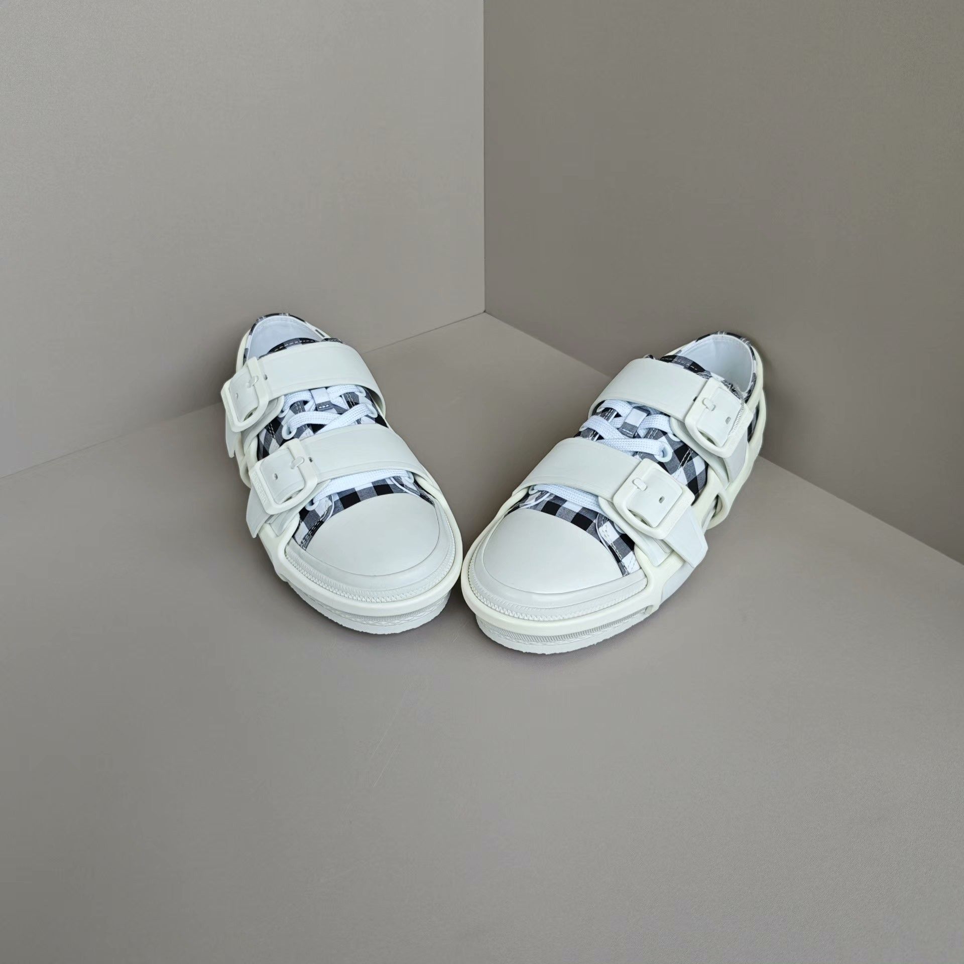 Burberry Burberry Plaid Lowtop Sneakers us_7 Women Size US 7 / IT 37 - 2 Thumbnail