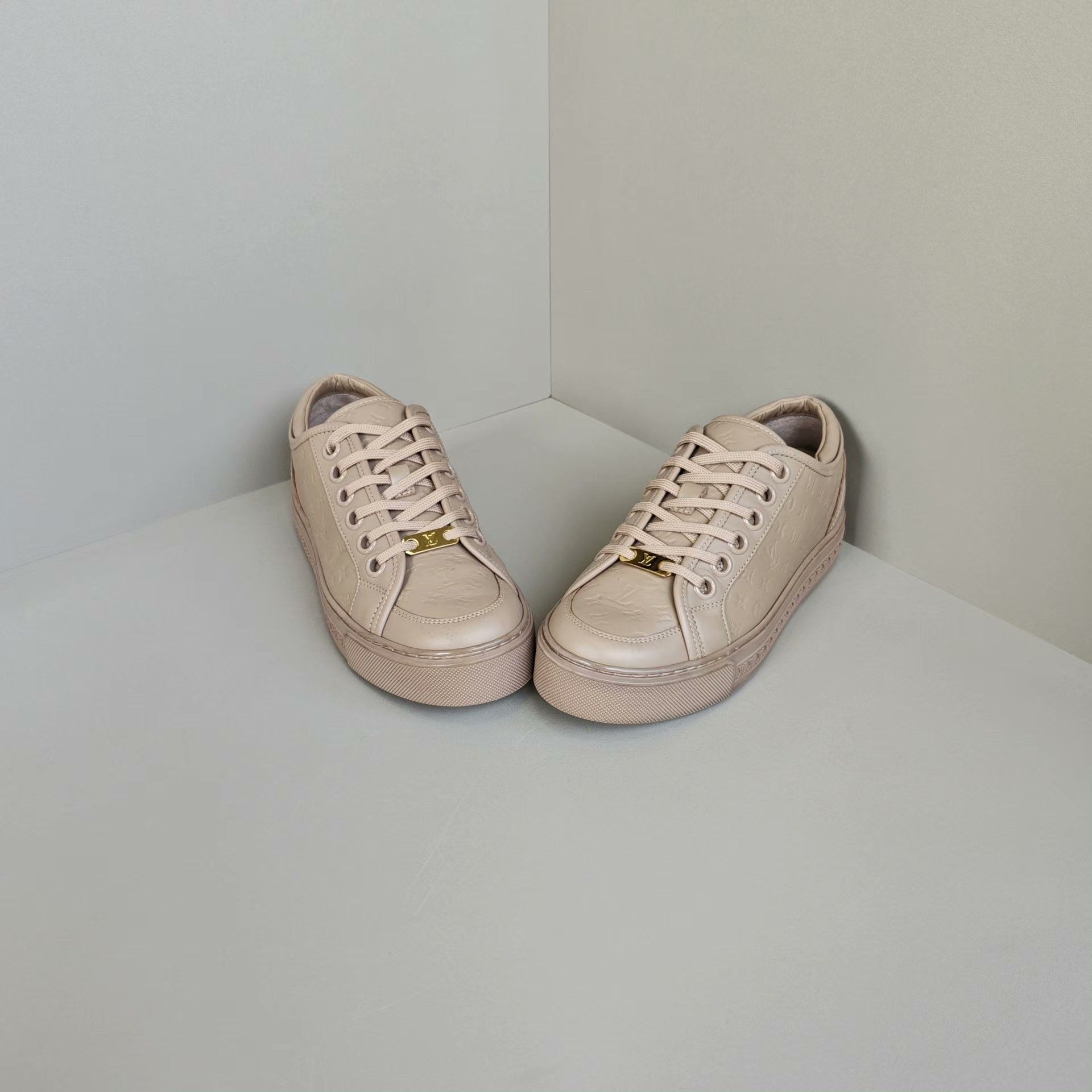 Louis Vuitton Louis Vuitton Lowtop Sneakers us_5 Women Size US 5 / IT 35 - 2 Thumbnail